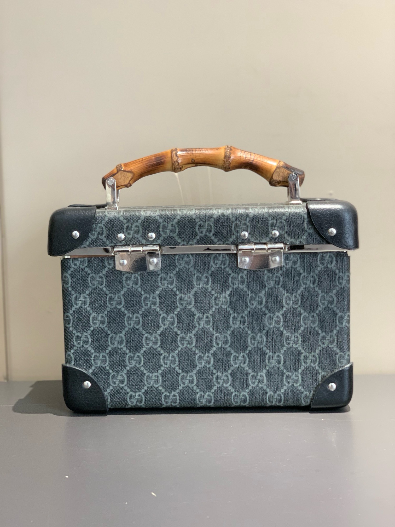 Bagsaaa Gvc*1 Brown Globe-Trotter GG Case Black