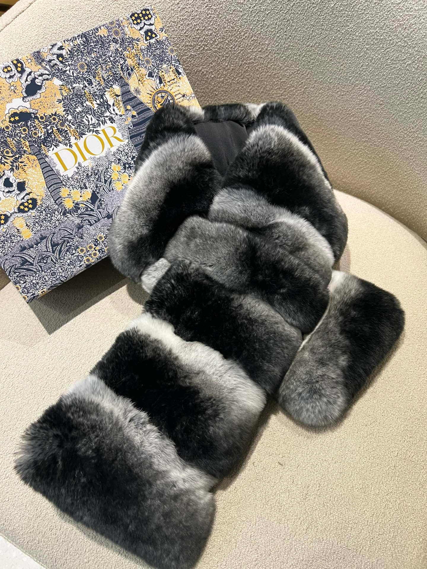 Bagsaaa D10r Chinchilla Scarf With A Slit In Horizontal Style