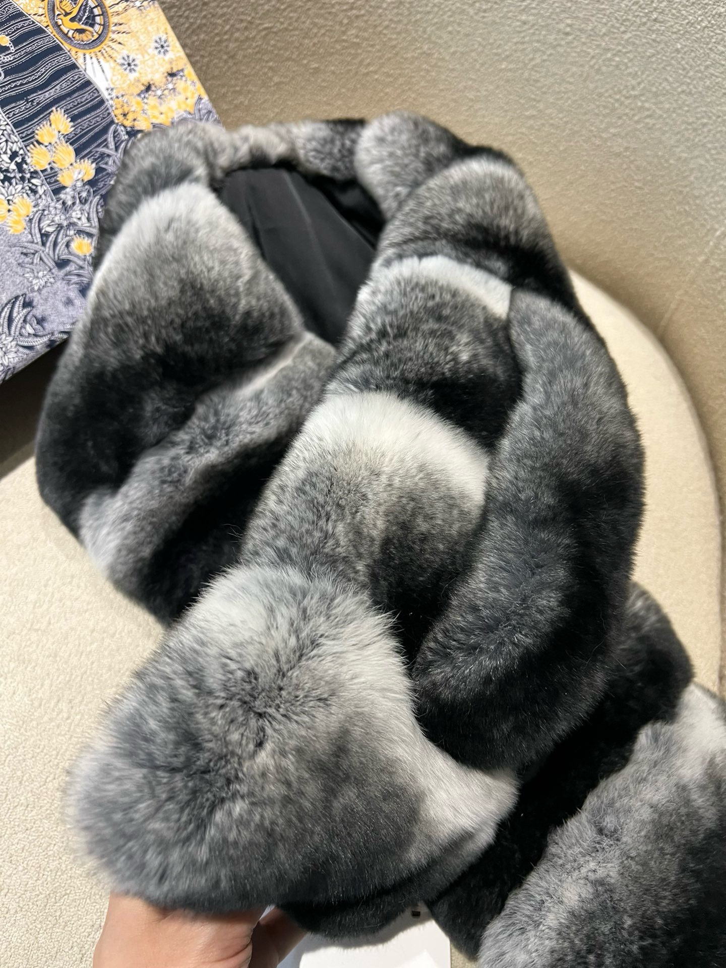 Bagsaaa D10r Chinchilla Scarf With A Slit In Horizontal Style