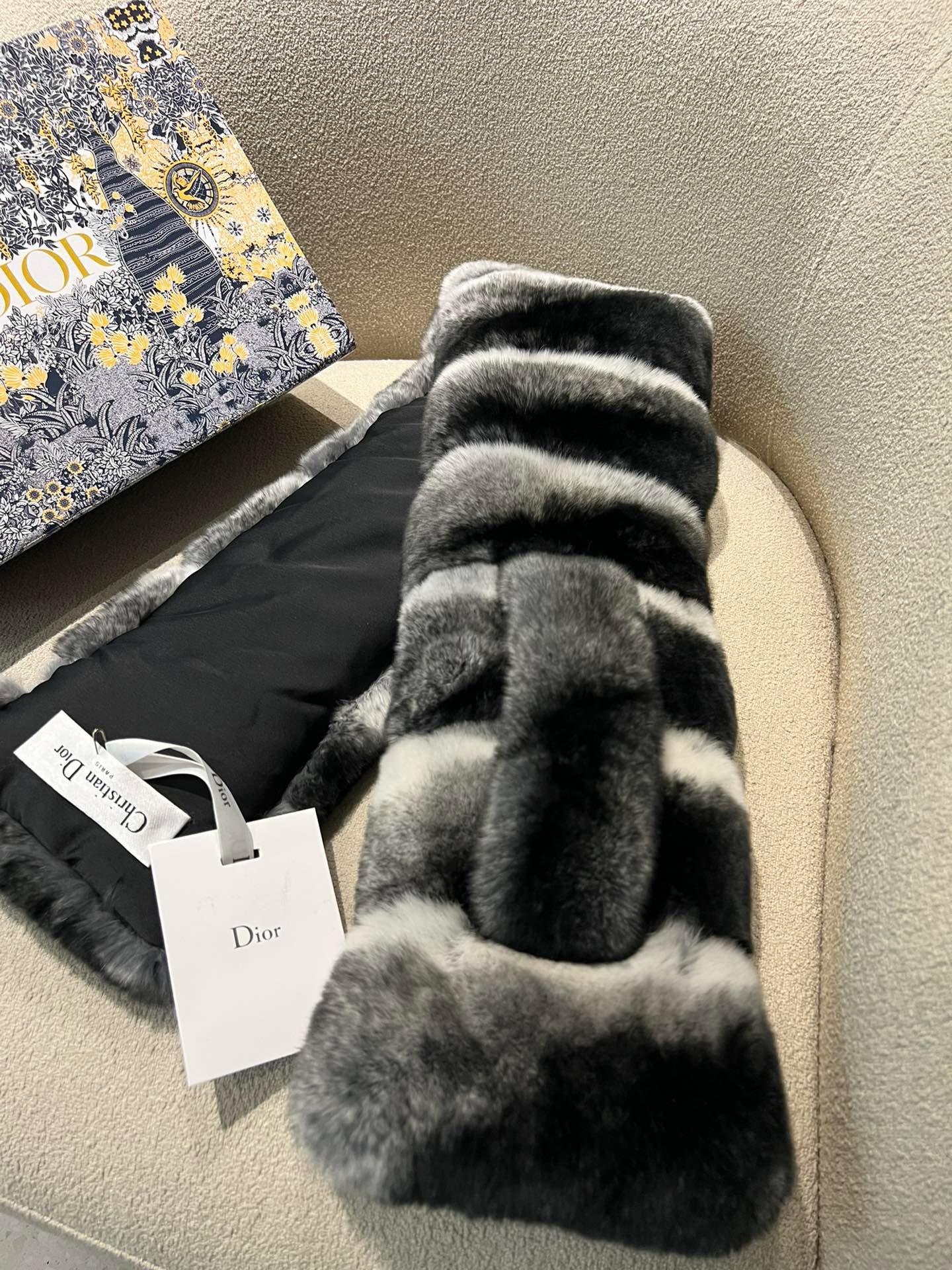 Bagsaaa D10r Chinchilla Scarf With A Slit In Horizontal Style
