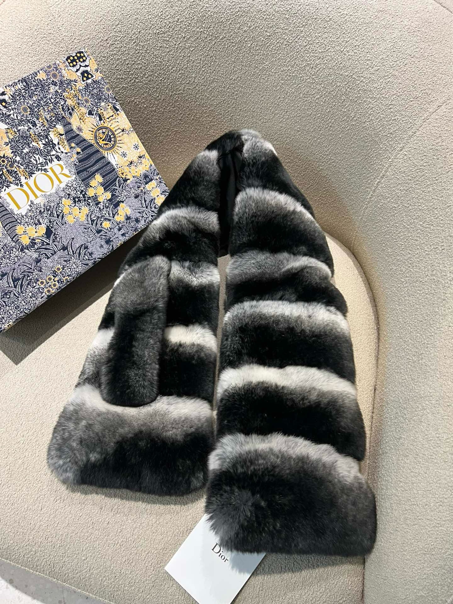 Bagsaaa D10r Chinchilla Scarf With A Slit In Horizontal Style