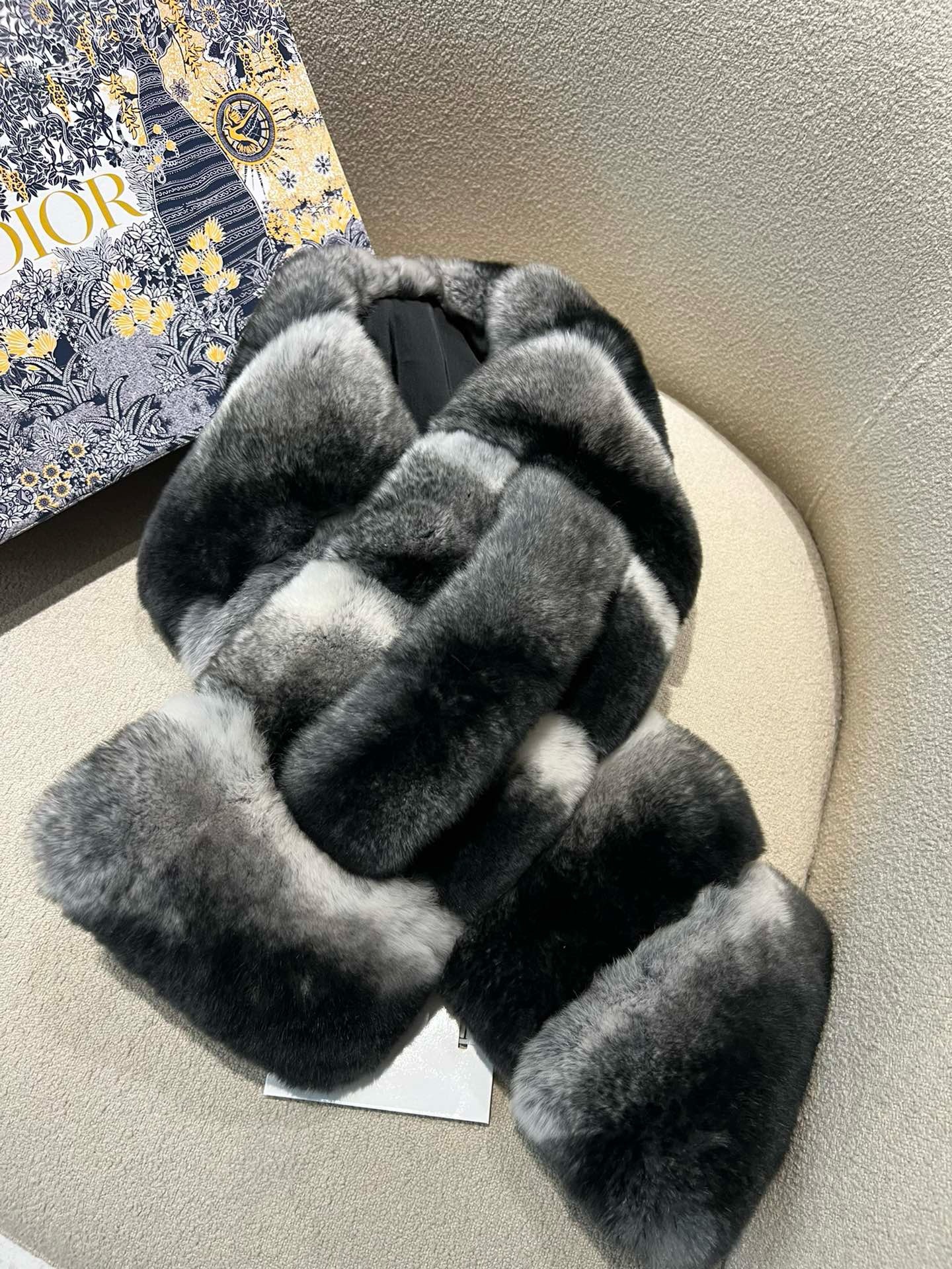 Bagsaaa D10r Chinchilla Scarf With A Slit In Horizontal Style
