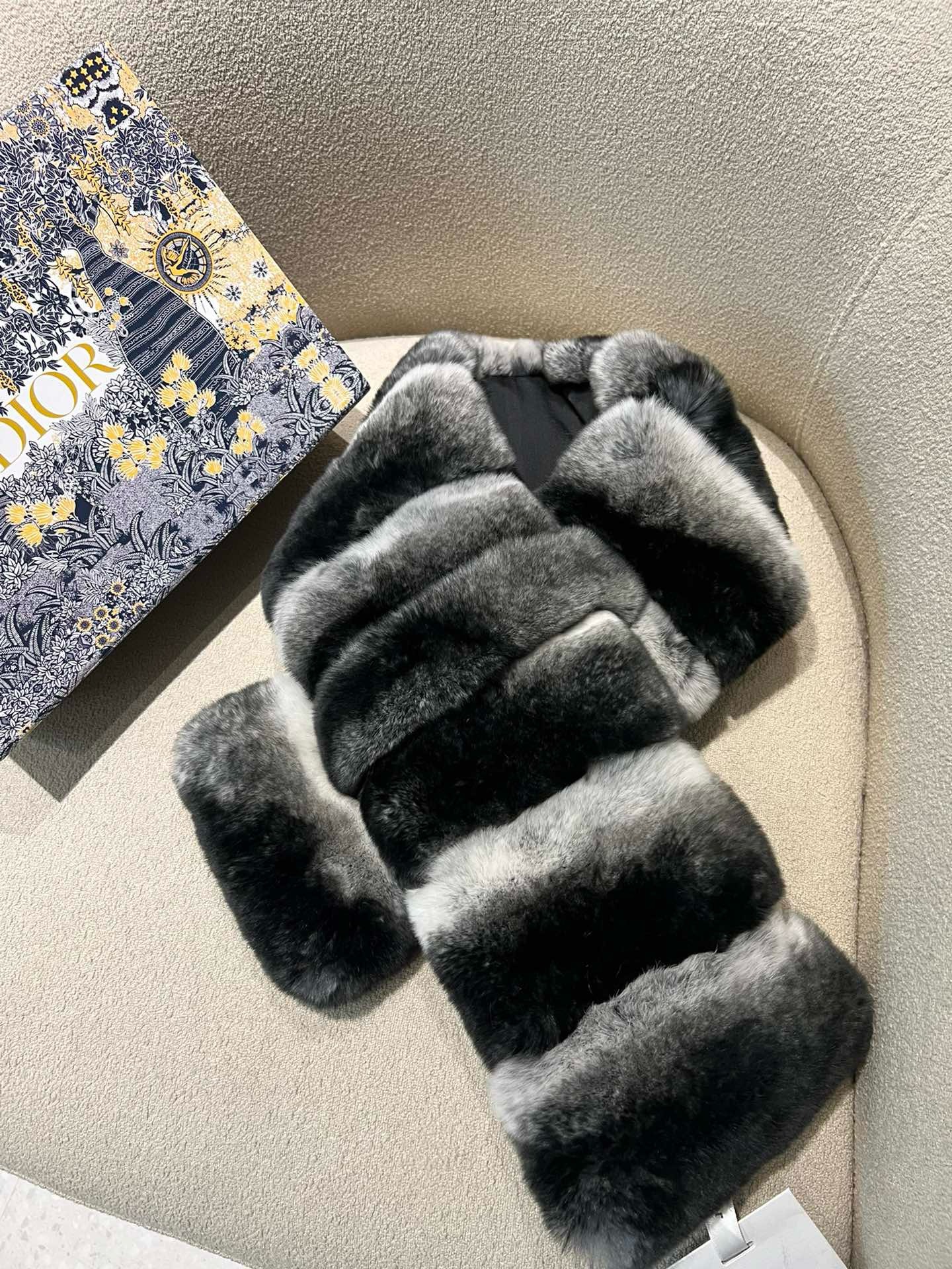 Bagsaaa D10r Chinchilla Scarf With A Slit In Horizontal Style