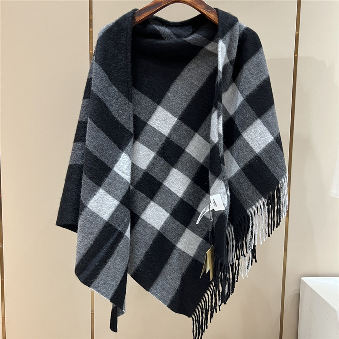 Bagsaaa Bv*b*rry Cape In Black 167cm x 85cm