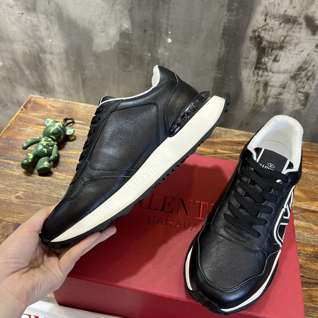 Bagsaaa Va1e*ntin0 Black Sneakers
