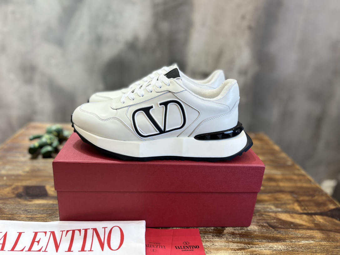 Bagsaaa Va1e*ntin0 White Sneakers