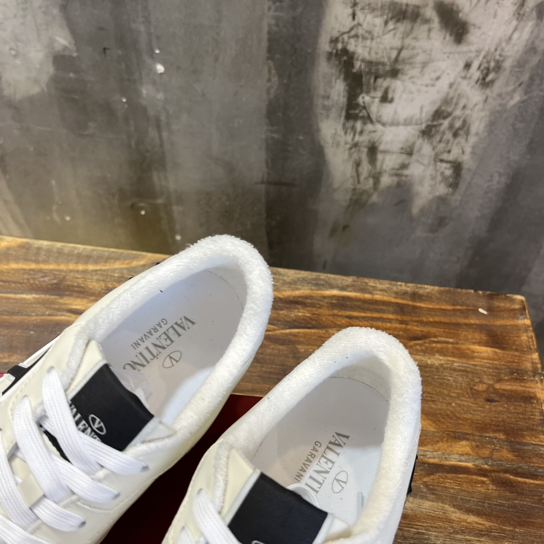 Bagsaaa Va1e*ntin0 White Sneakers