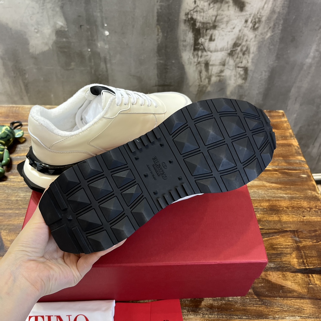 Bagsaaa Va1e*ntin0 White Sneakers