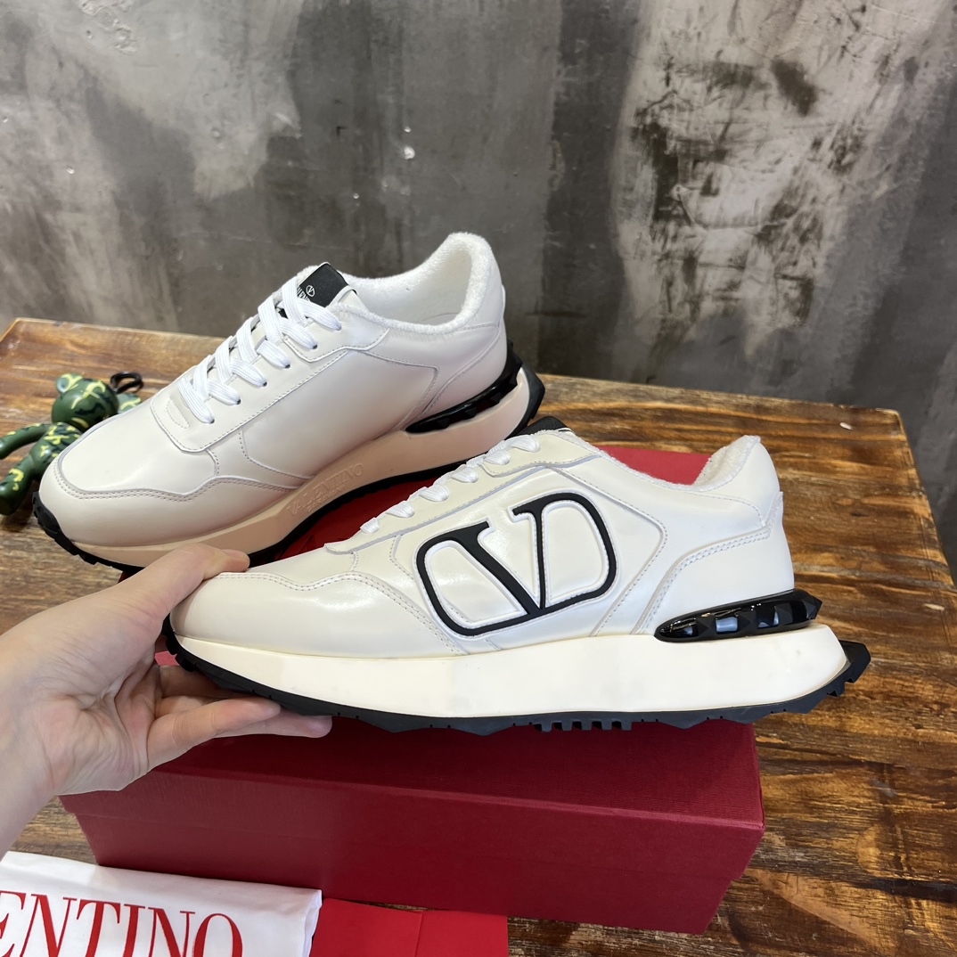 Bagsaaa Va1e*ntin0 White Sneakers