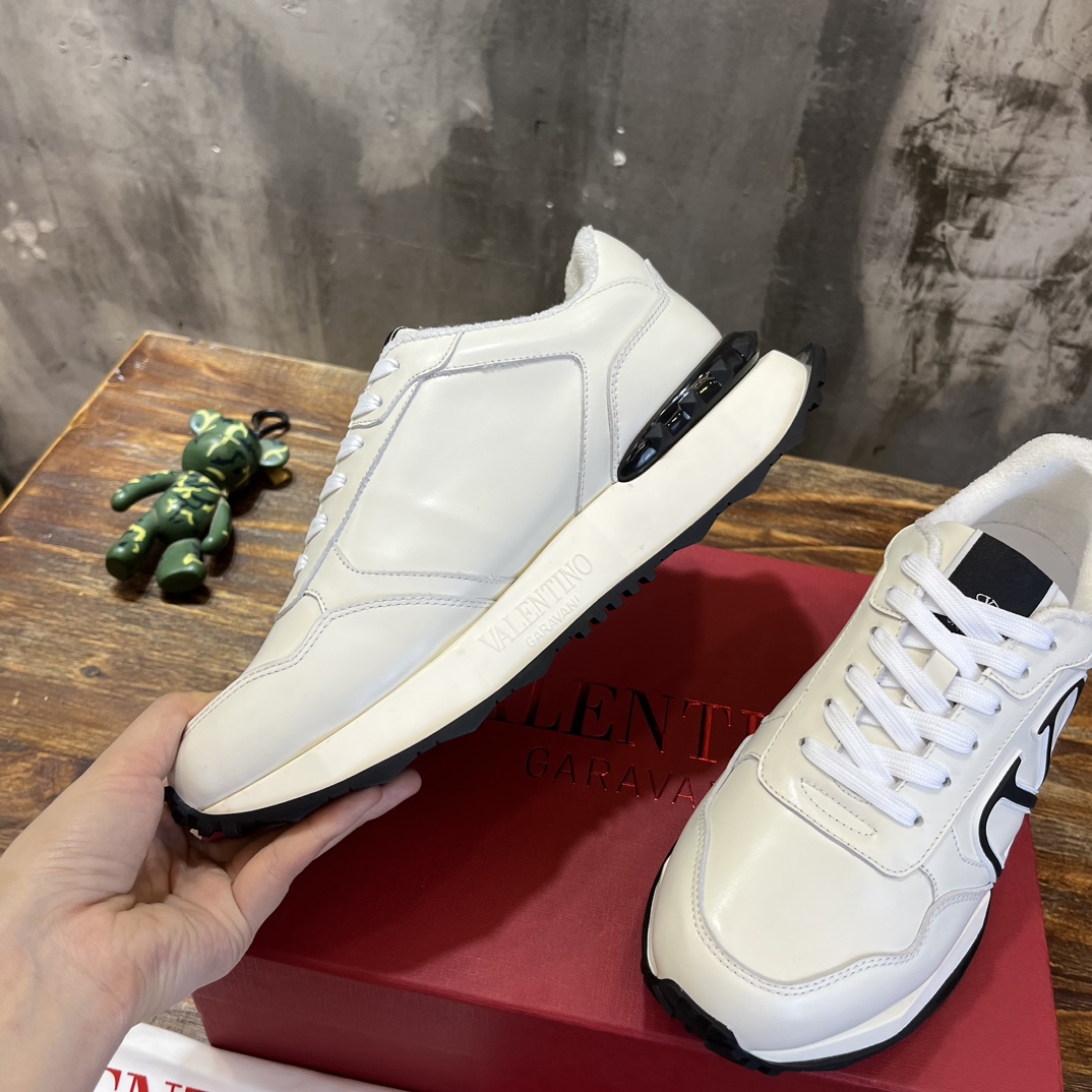 Bagsaaa Va1e*ntin0 White Sneakers