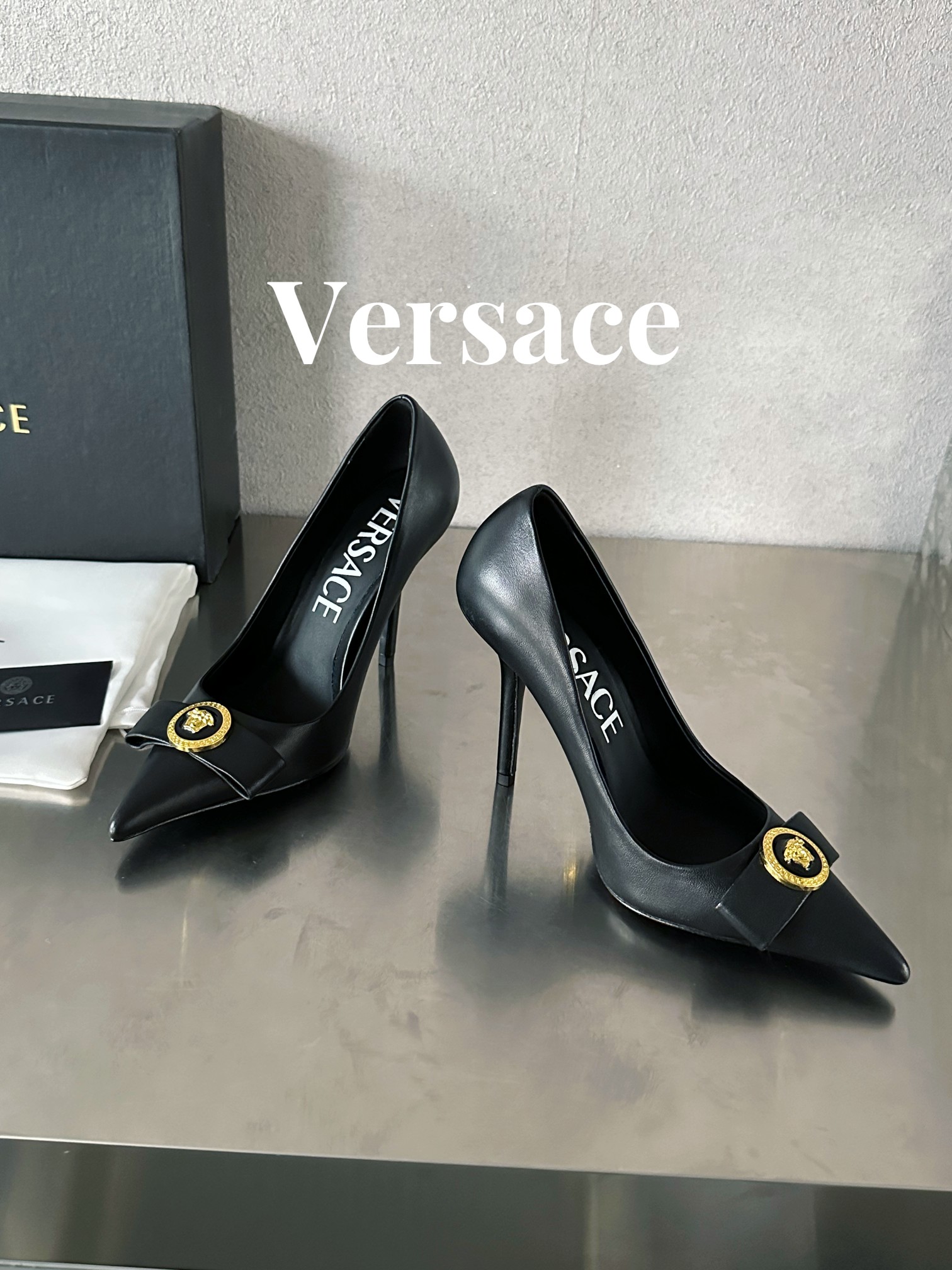 Bagsaaa Versace Gianni Ribbon Mid Pumps Black