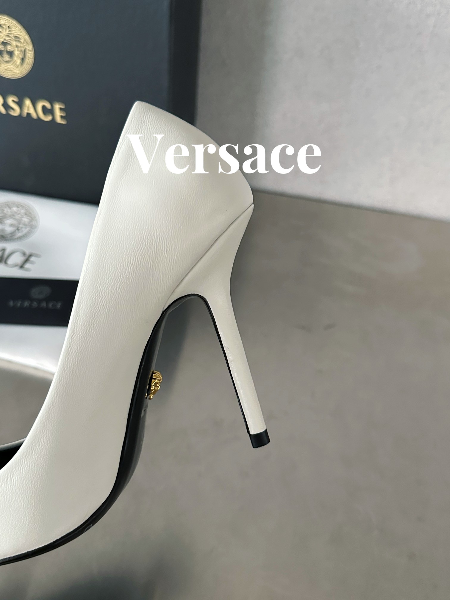 Bagsaaa Versace Gianni Ribbon Mid Pumps White
