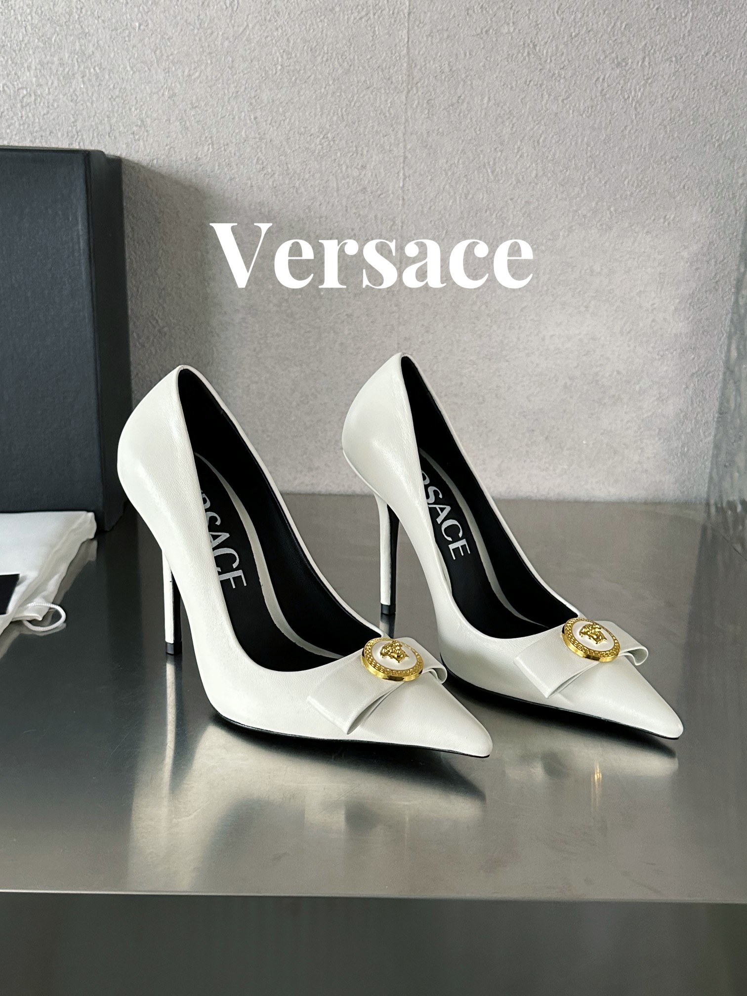 Bagsaaa Versace Gianni Ribbon Mid Pumps White