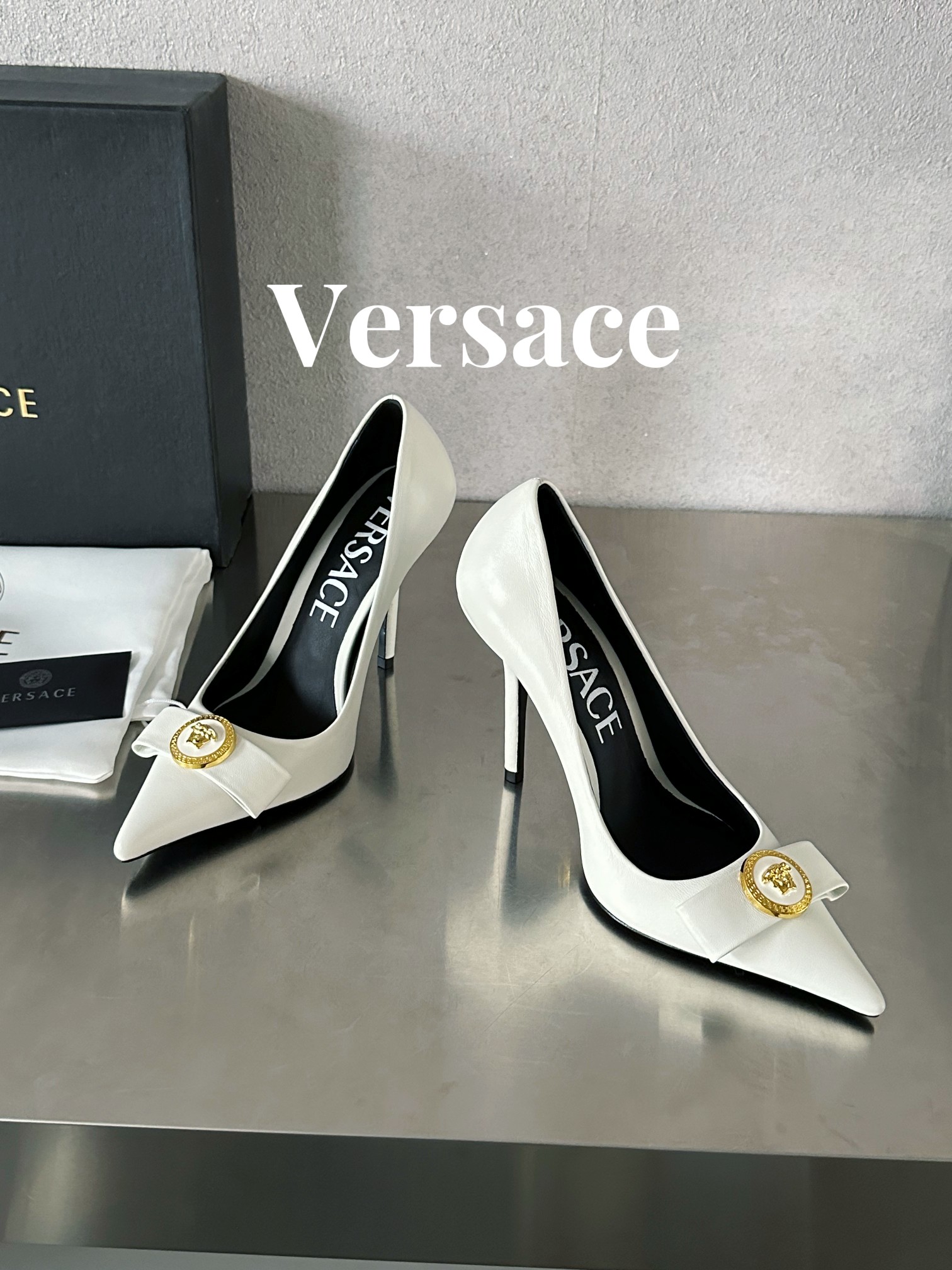 Bagsaaa Versace Gianni Ribbon Mid Pumps White