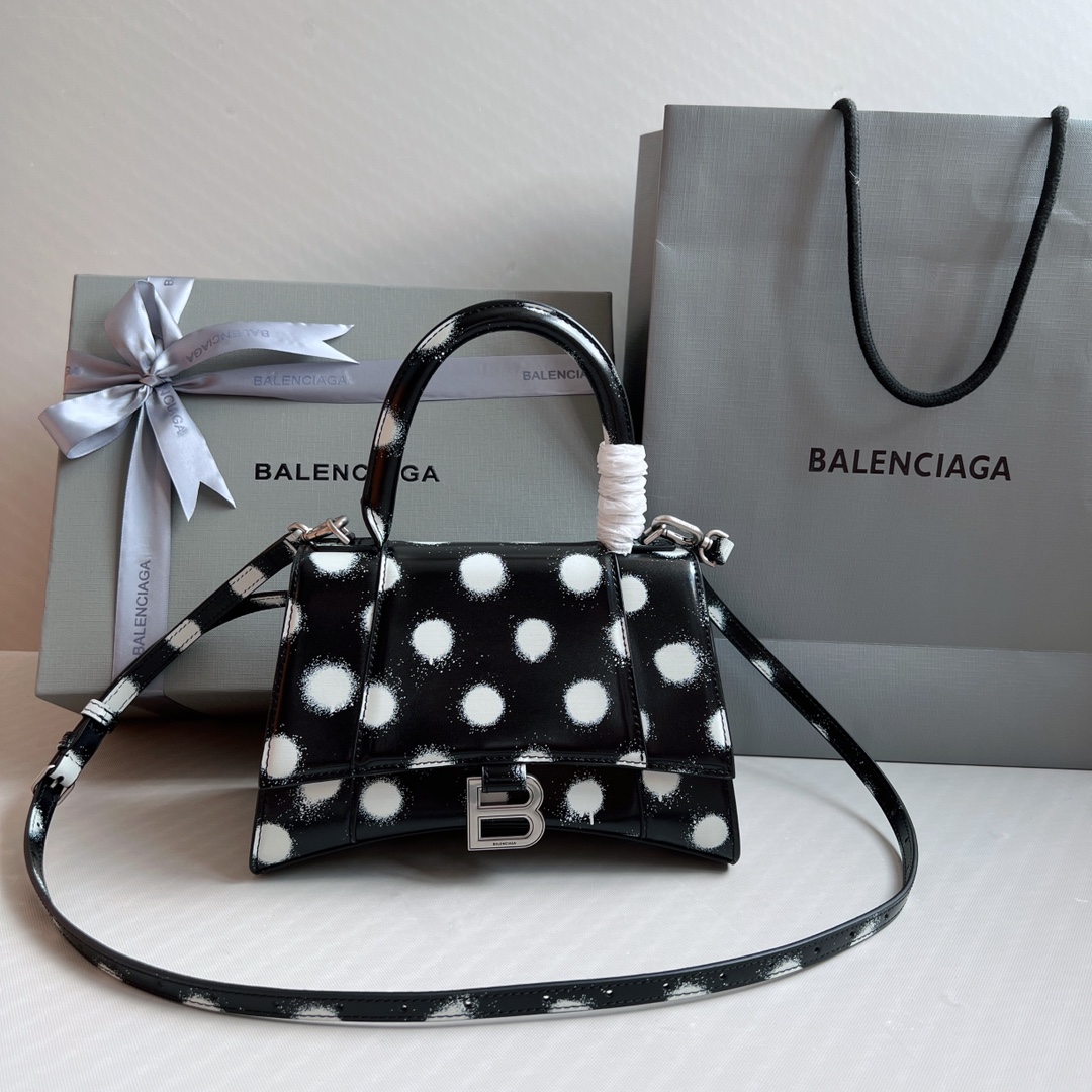 Bagsaaa Ba1en*iaga Hourglass With Dots - 22.5*14.5*10cm