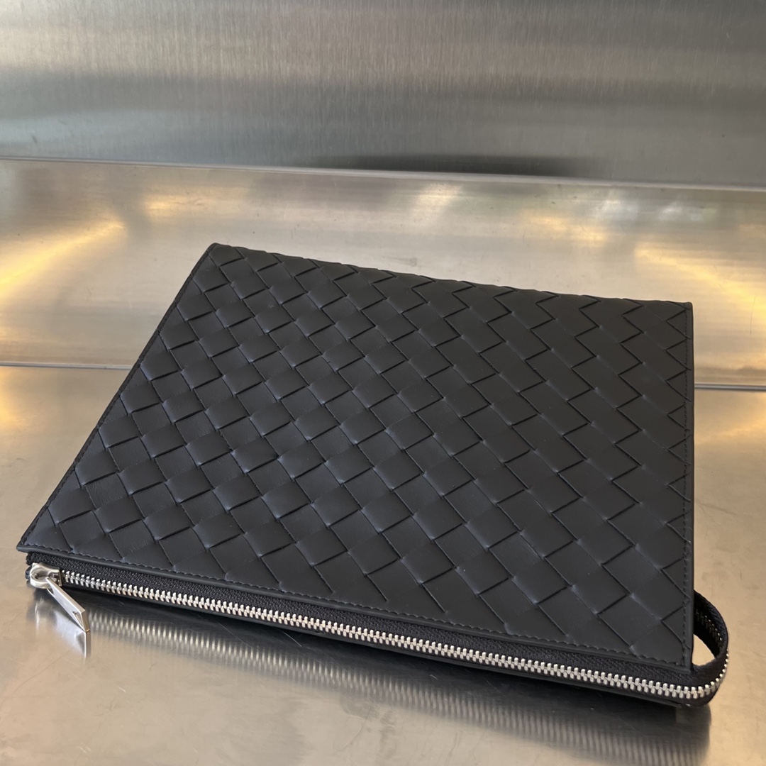 Bagsaaa B0tt*ga Ven*taBlack Clutch 27X21x8