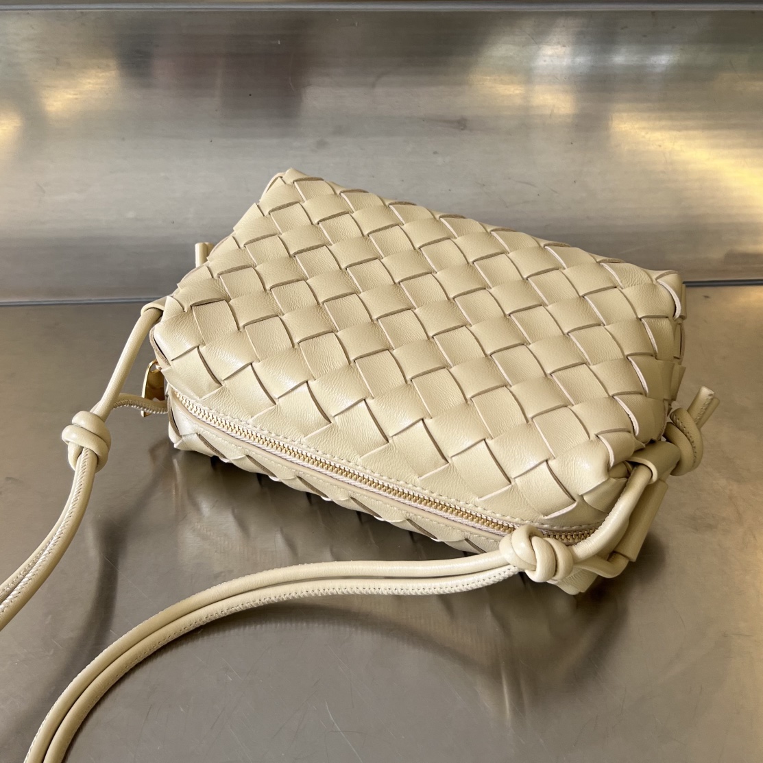 Bagsaaa B0tt*ga Ven*ta Loop Bag Dark Beige - 17x10x6cm