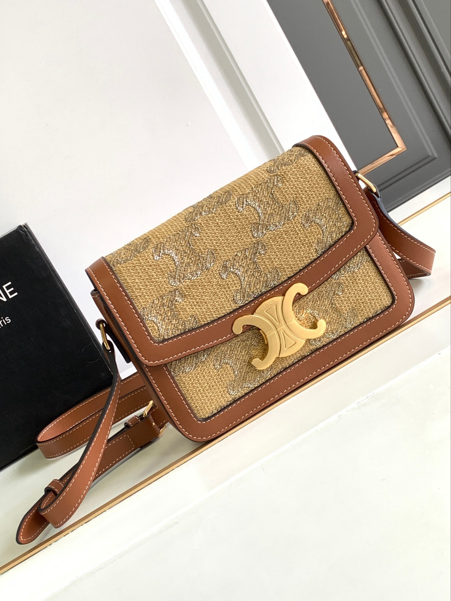 Bagsaaa Ce1i*e Classique Triomphe Cabas Thais in Raffia Triomphe Jacquard Natural