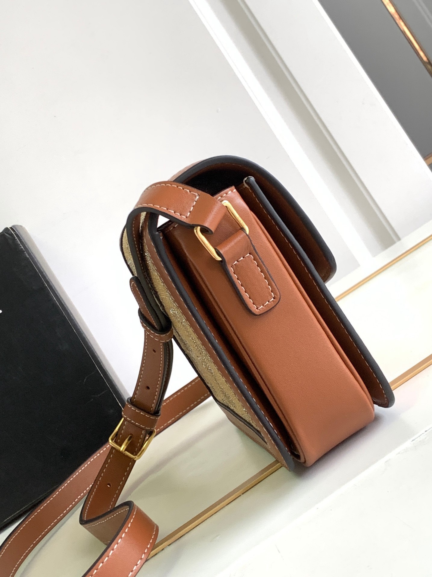 Bagsaaa Ce1i*e Classique Triomphe Cabas Thais in Raffia Triomphe Jacquard Natural