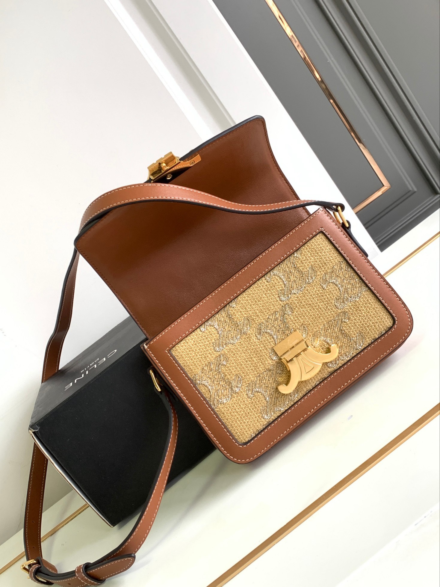Bagsaaa Ce1i*e Classique Triomphe Cabas Thais in Raffia Triomphe Jacquard Natural