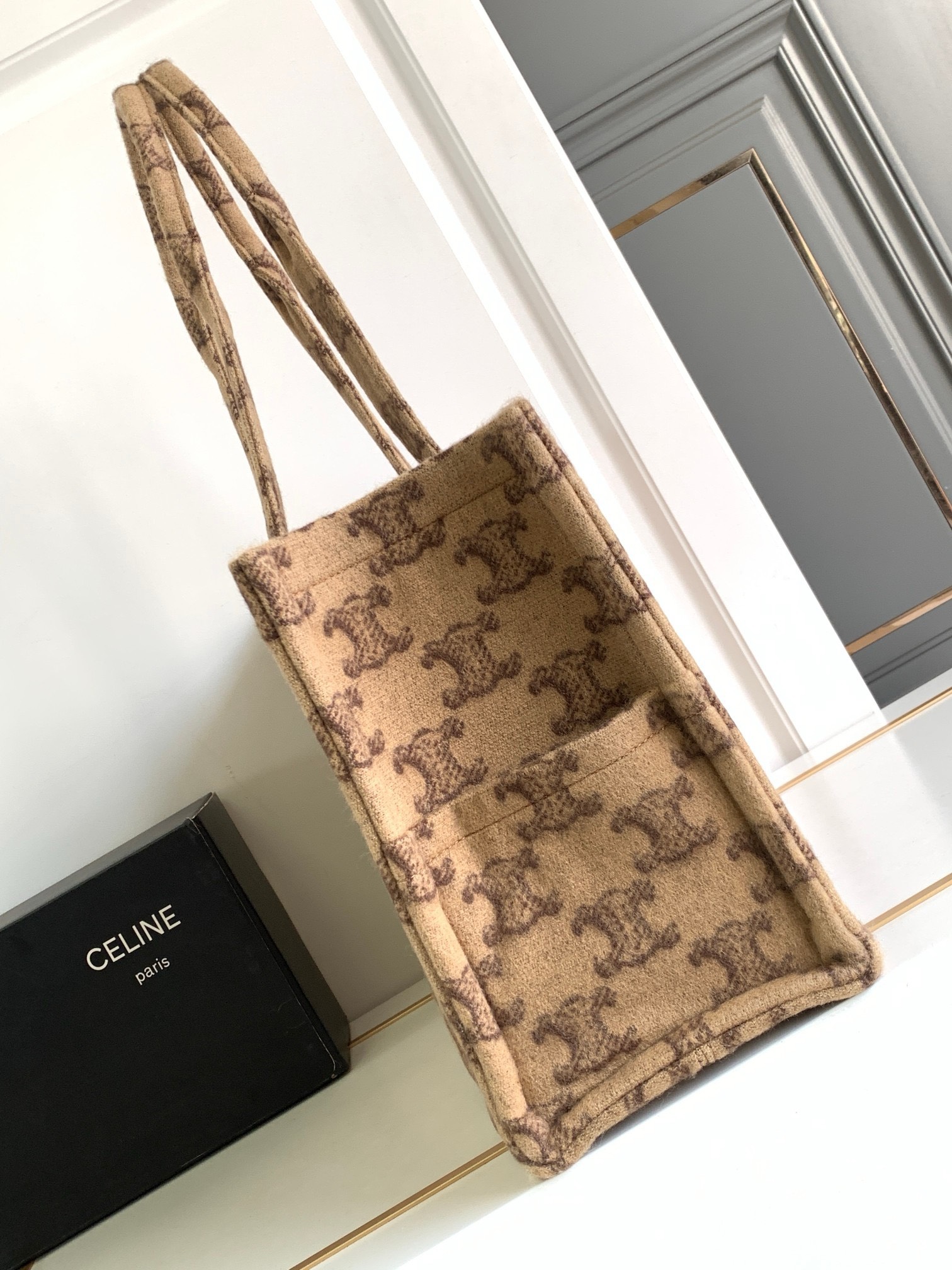 Bagsaaa Ce1i*e Cabas Thais in Raffia Triomphe Jacquard Camel - 41x28x17cm
