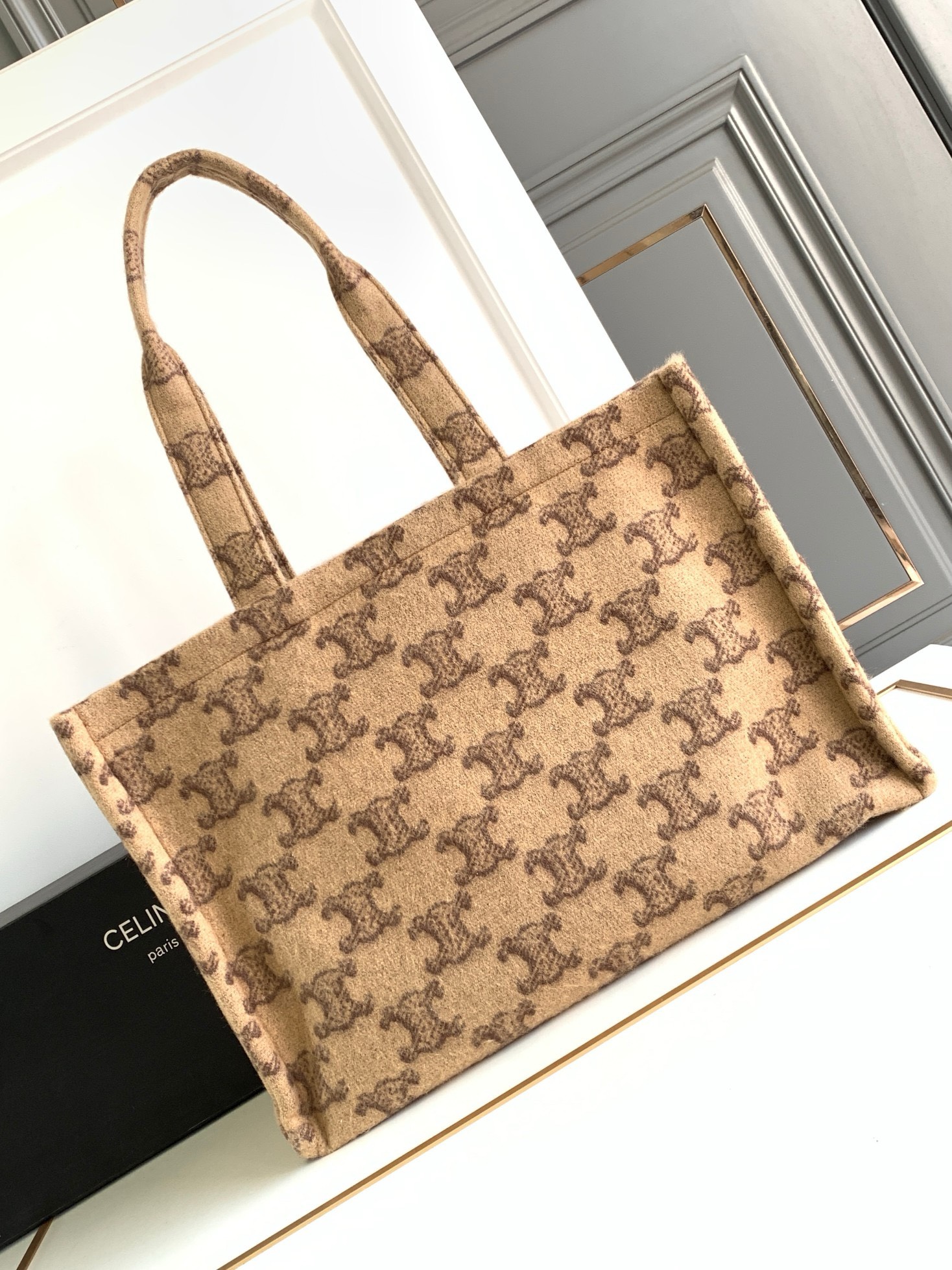Bagsaaa Ce1i*e Cabas Thais in Raffia Triomphe Jacquard Camel - 41x28x17cm