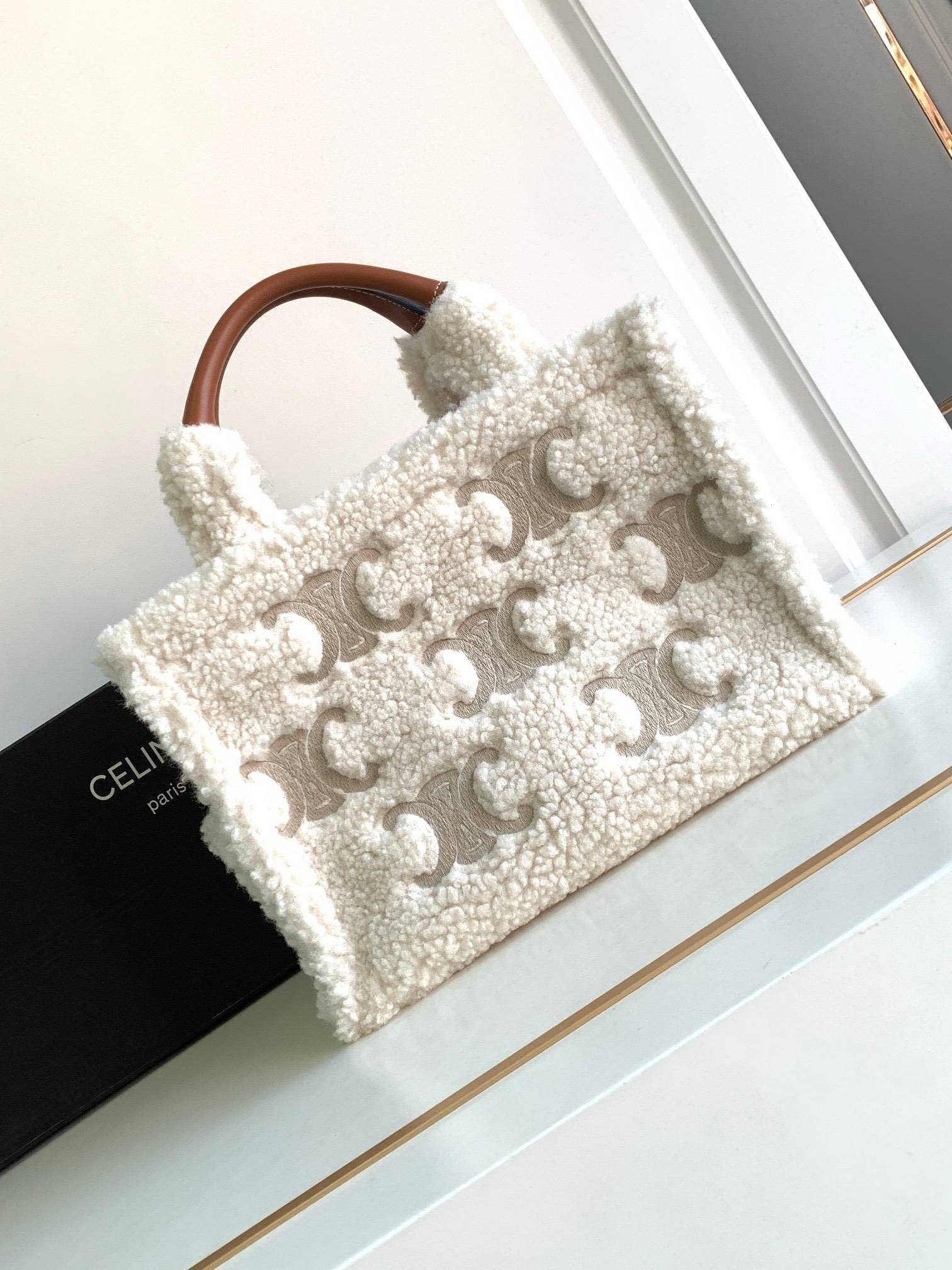 Bagsaaa Ce1i*e Small Cabas Thais in white Shearling- 25.5x18.5x12cm