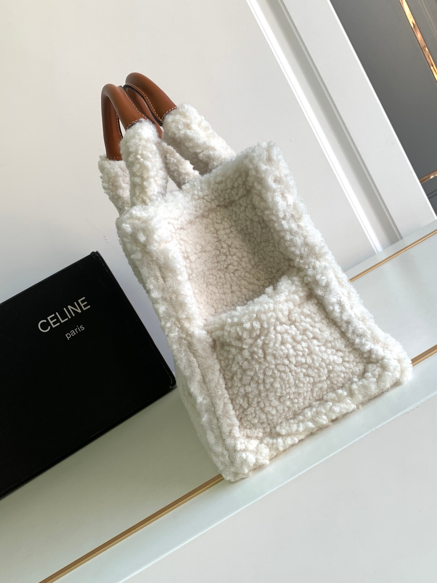 Bagsaaa Ce1i*e Small Cabas Thais in white Shearling- 25.5x18.5x12cm