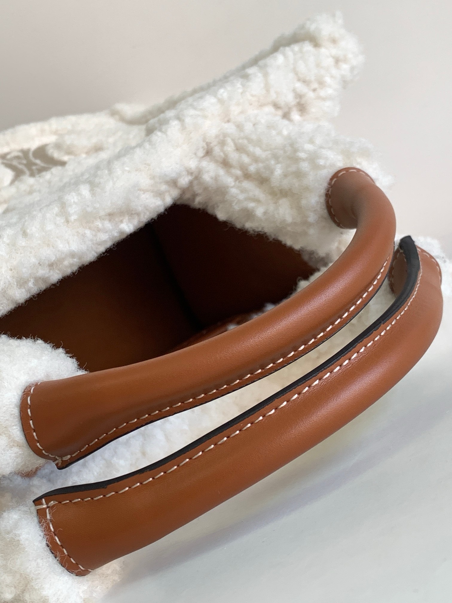 Bagsaaa Ce1i*e Small Cabas Thais in white Shearling- 25.5x18.5x12cm