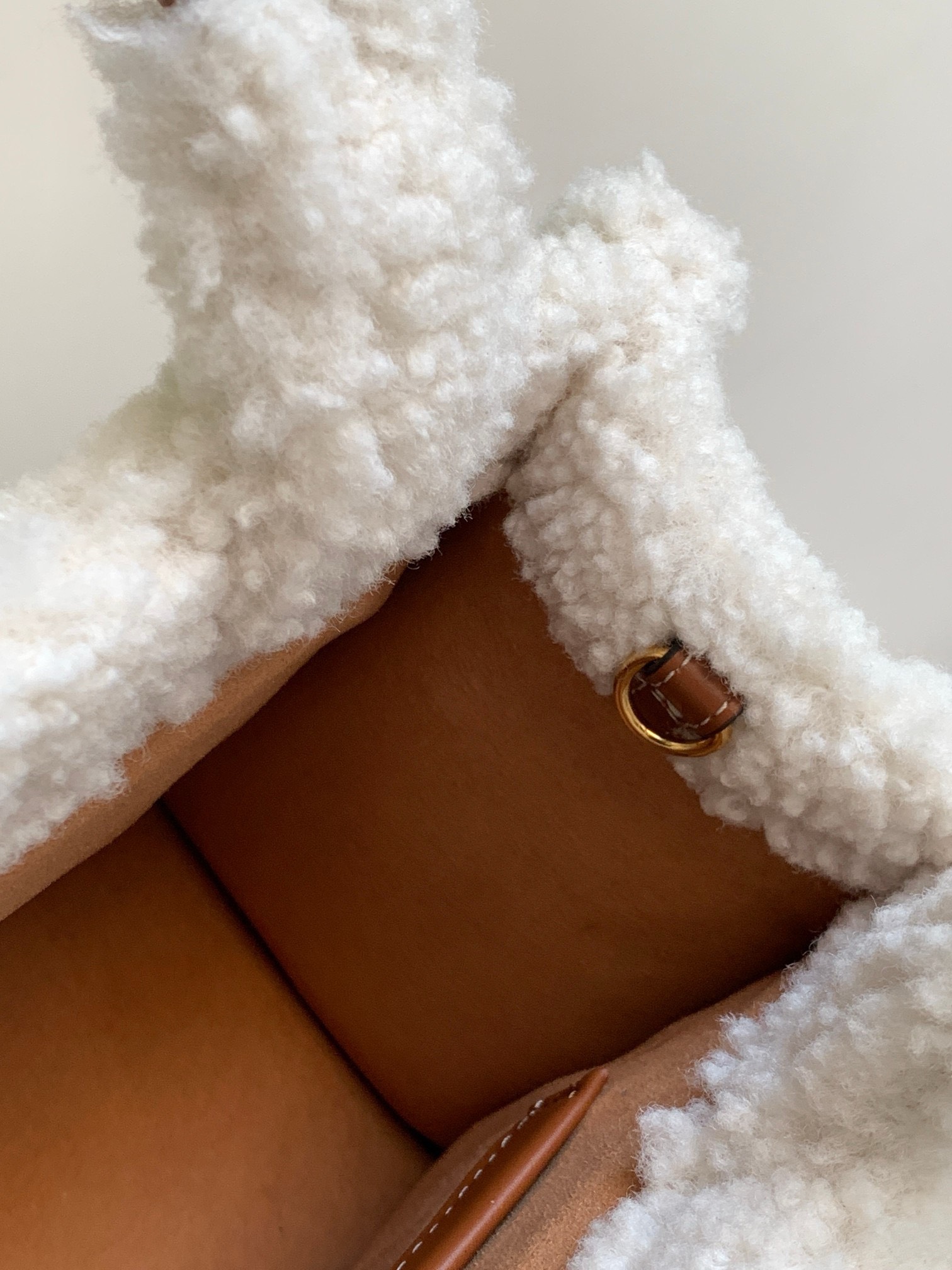 Bagsaaa Ce1i*e Small Cabas Thais in white Shearling- 25.5x18.5x12cm