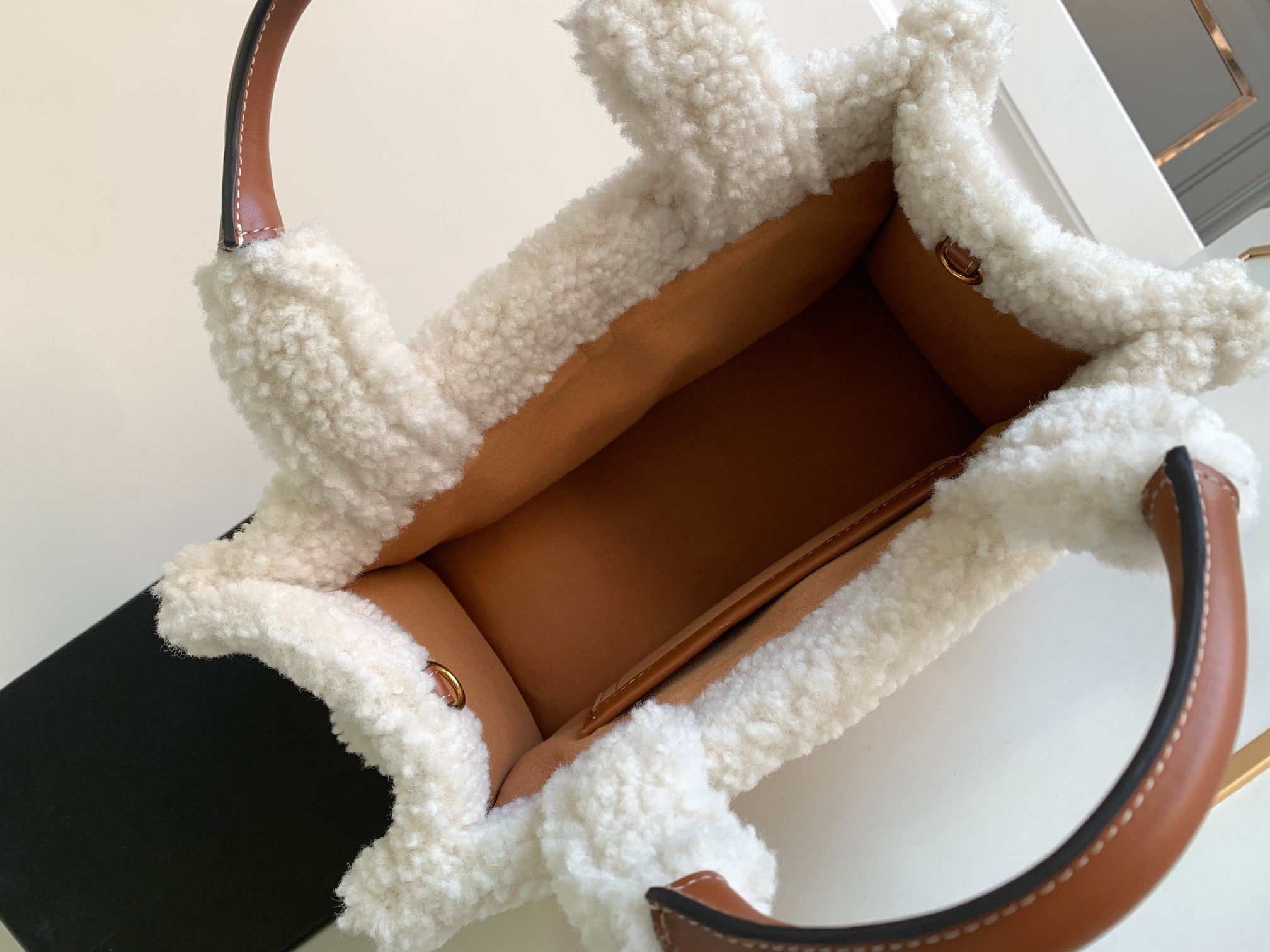 Bagsaaa Ce1i*e Small Cabas Thais in white Shearling- 25.5x18.5x12cm