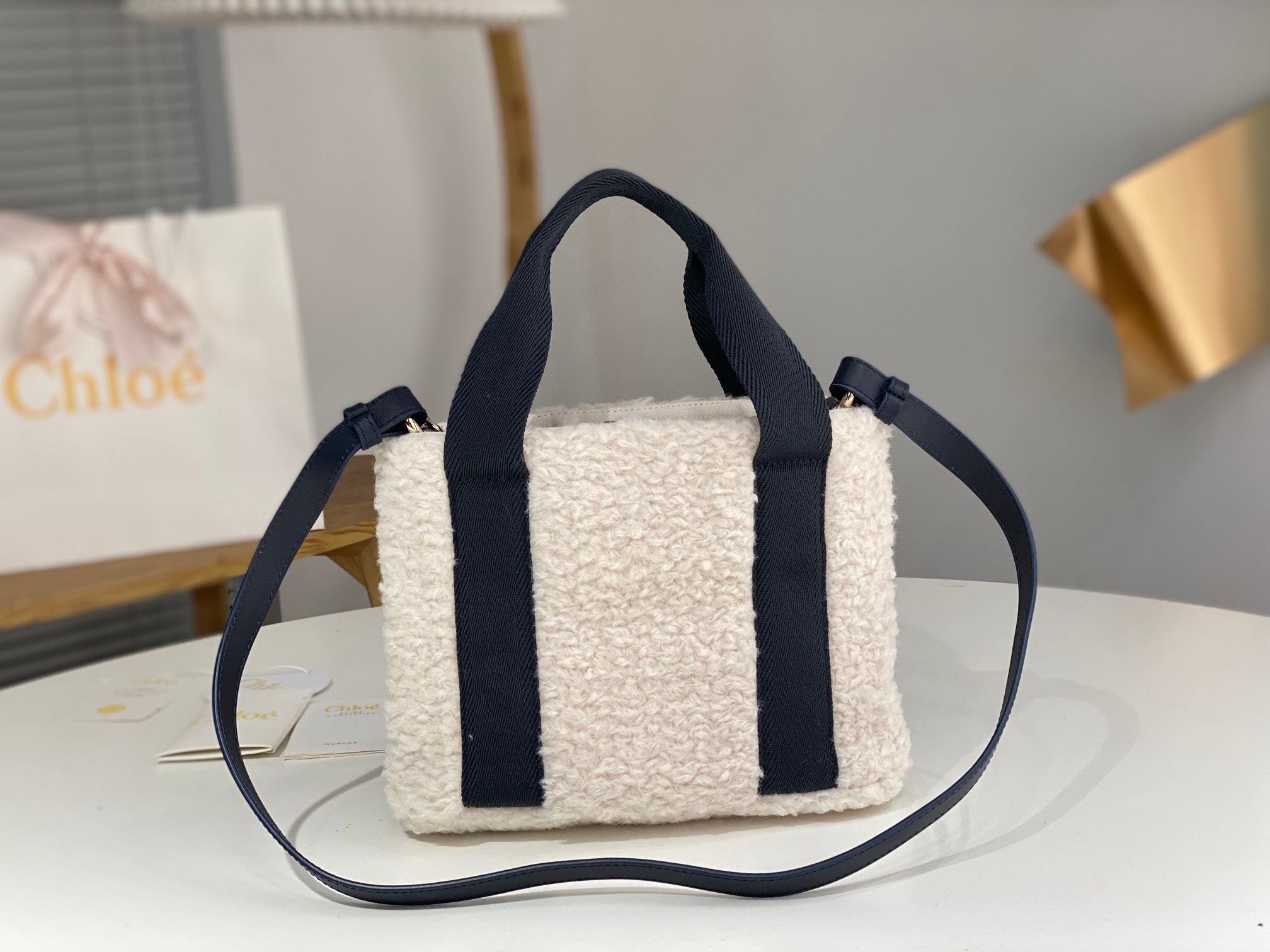 Bagsaaa Chloe Woody Shearling Tote In Black - 25x20x8cm