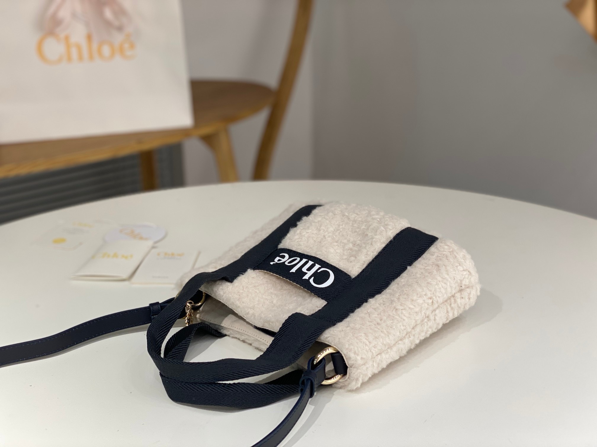 Bagsaaa Chloe Woody Shearling Tote In Black - 25x20x8cm