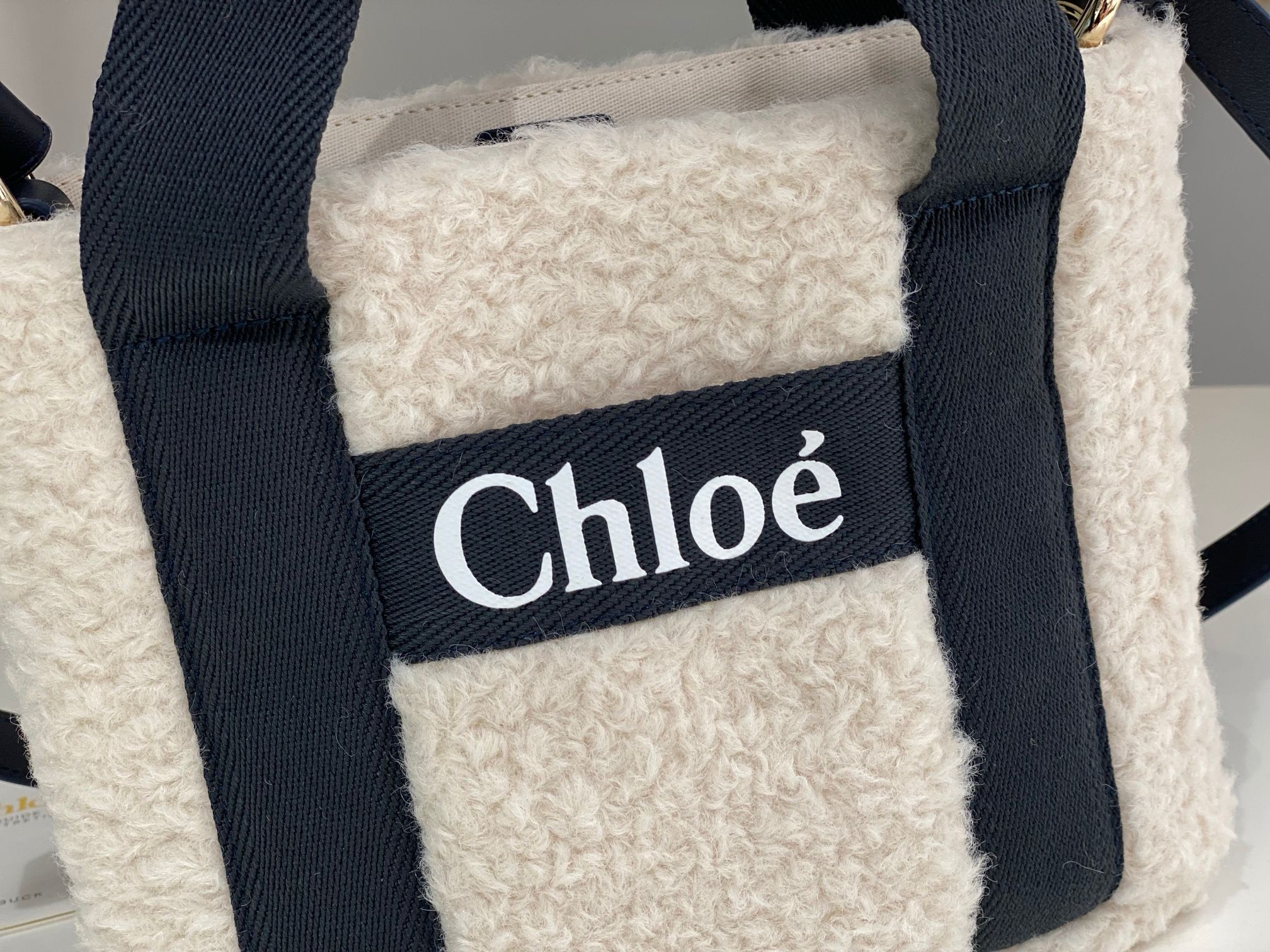 Bagsaaa Chloe Woody Shearling Tote In Black - 25x20x8cm