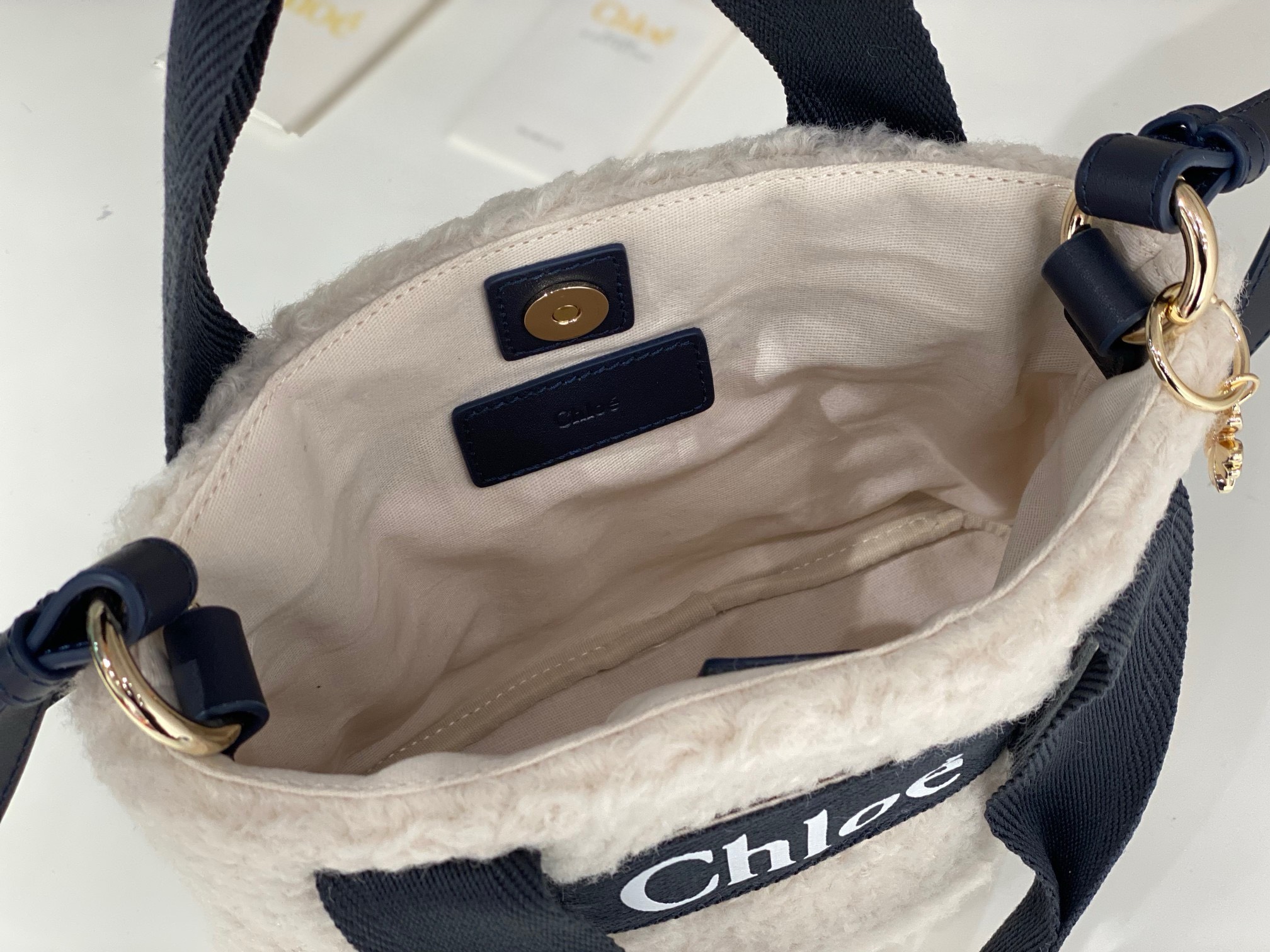 Bagsaaa Chloe Woody Shearling Tote In Black - 25x20x8cm