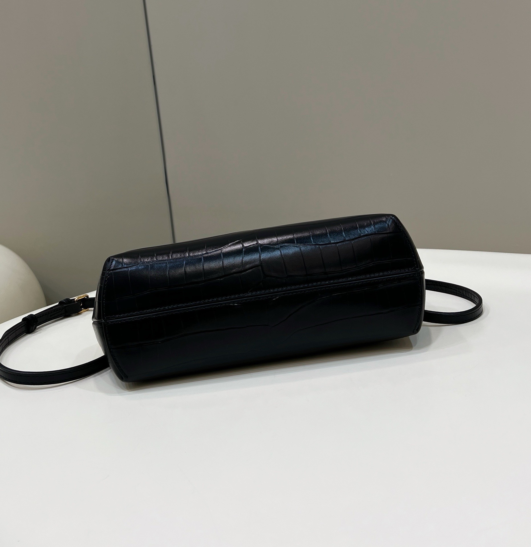 Bagsaaa F**di First Small crocodile leather bag in black - 26x18x9.5cm