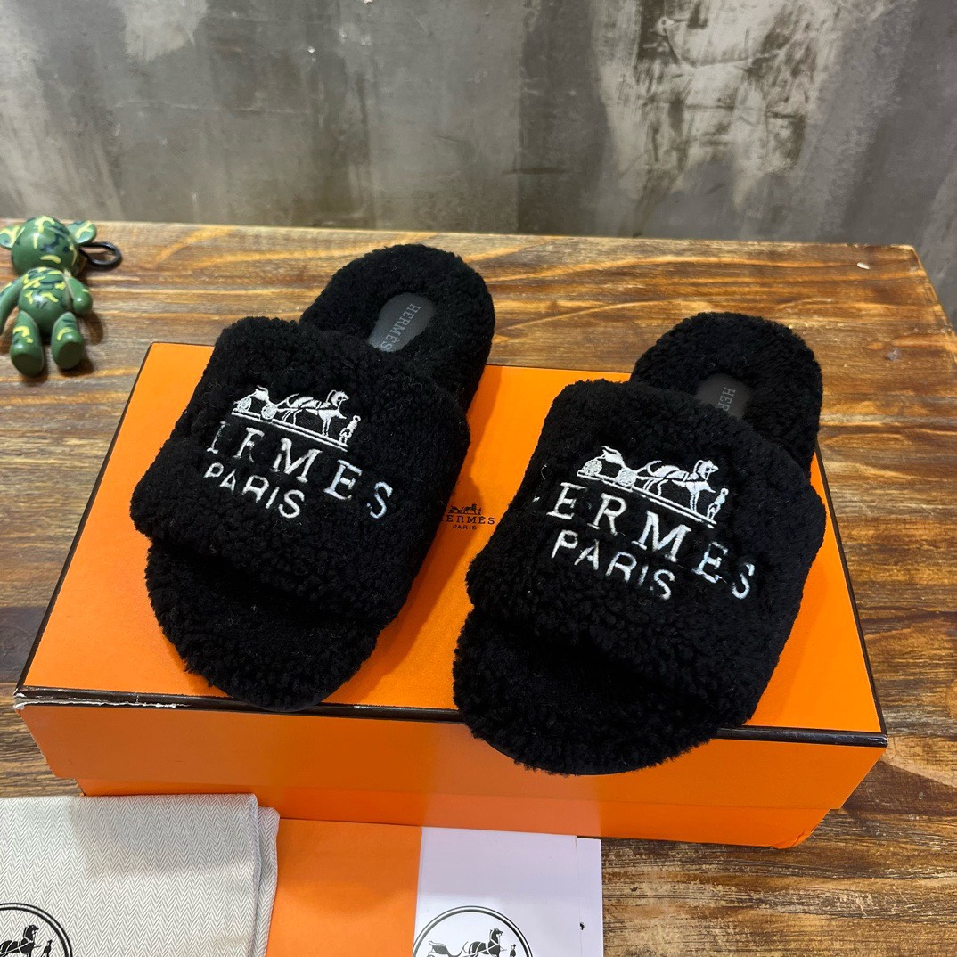 Bagsaaa H**me5 Shearling Black Slides