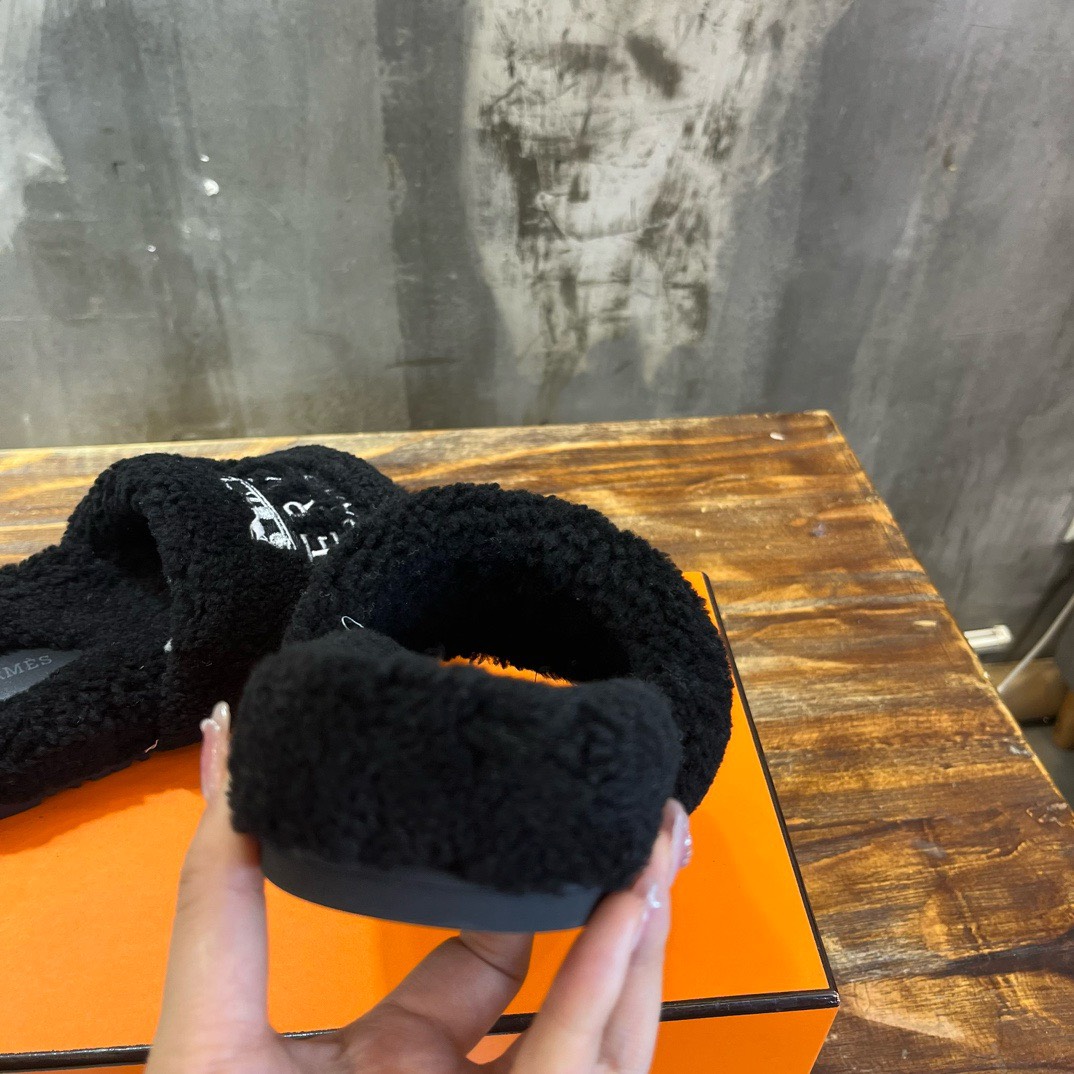 Bagsaaa H**me5 Shearling Black Slides