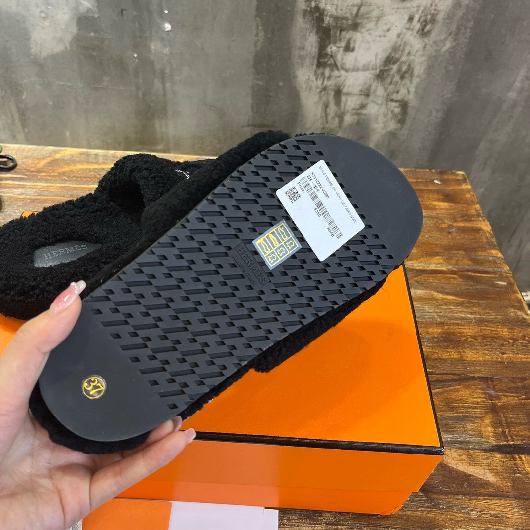 Bagsaaa H**me5 Shearling Black Slides