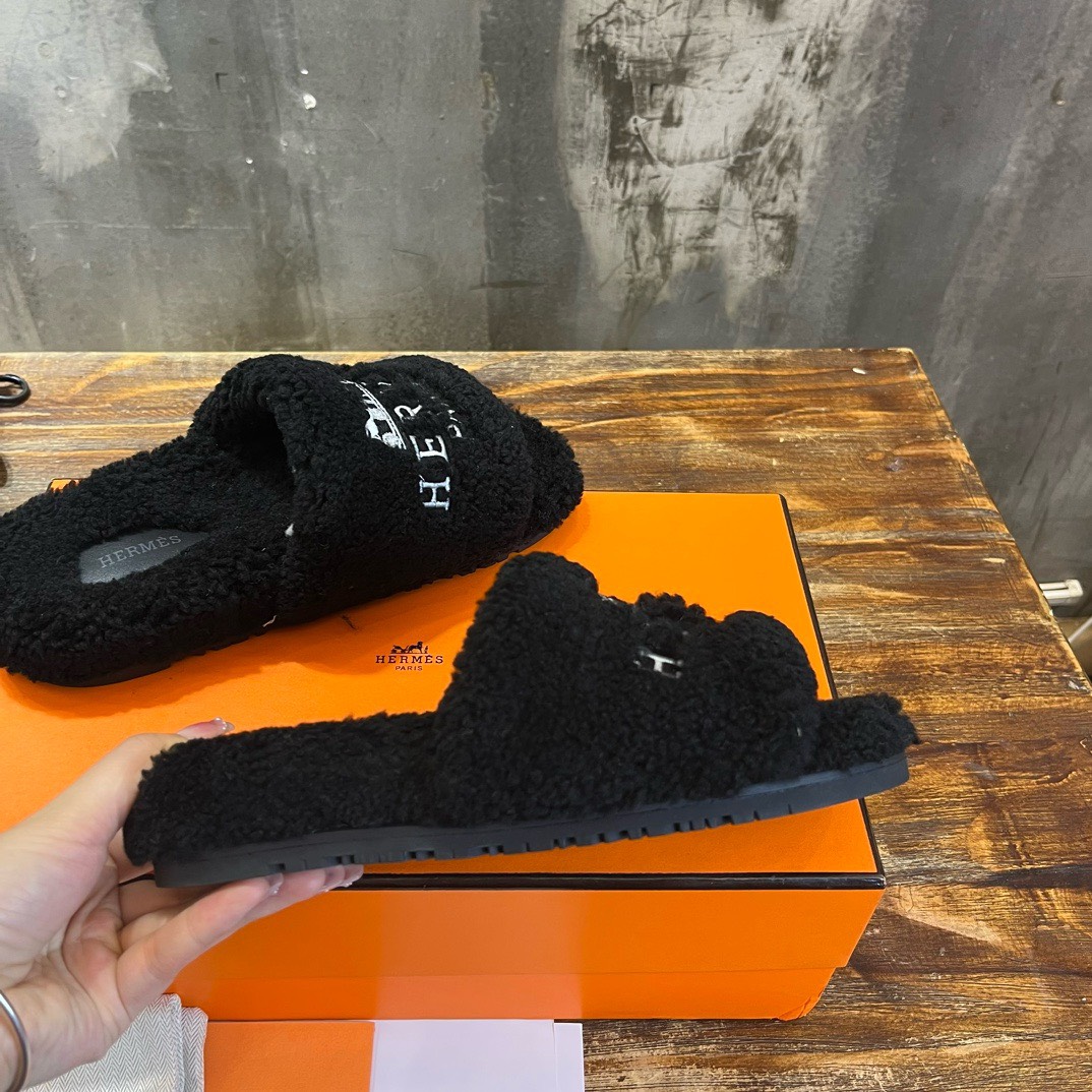 Bagsaaa H**me5 Shearling Black Slides