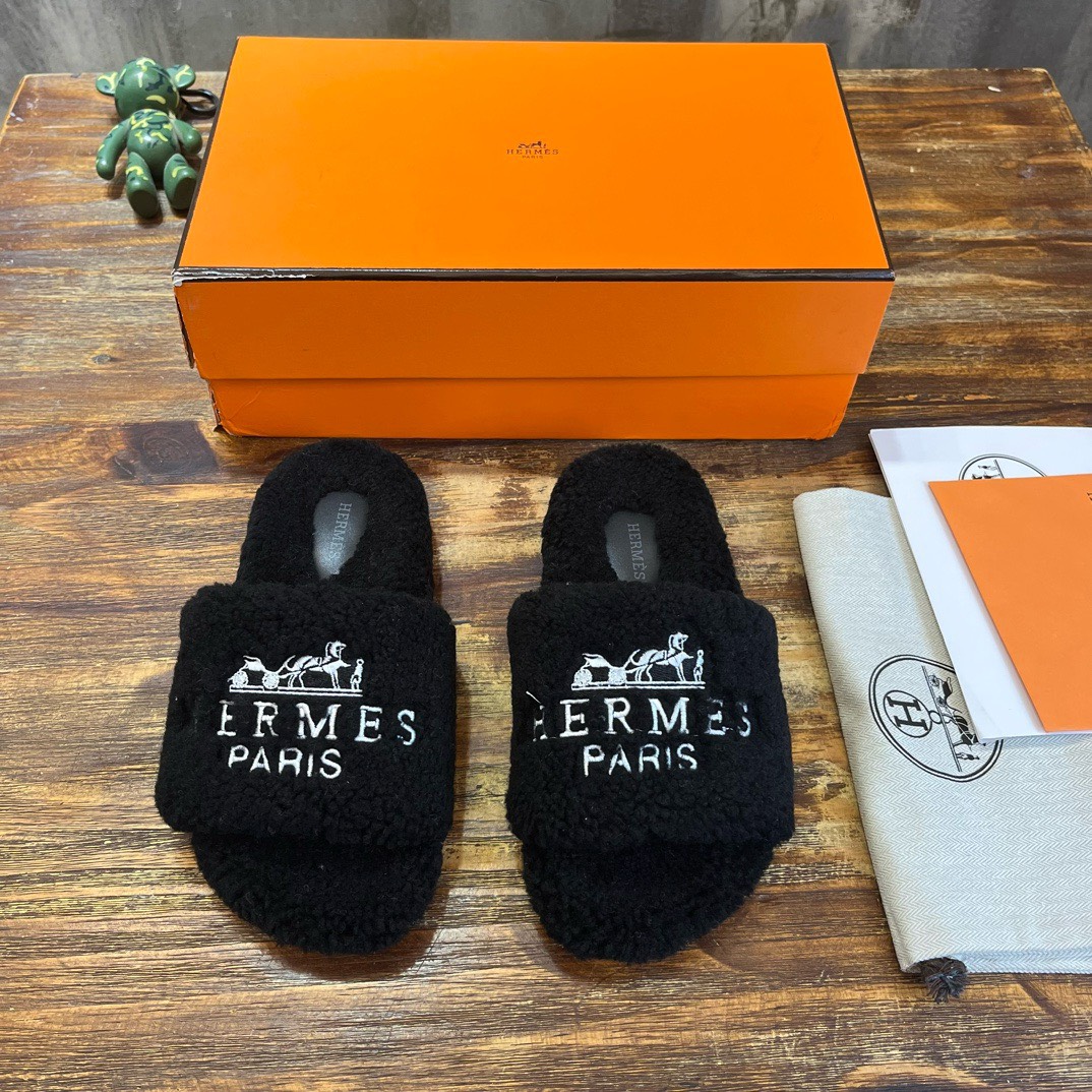 Bagsaaa H**me5 Shearling Black Slides
