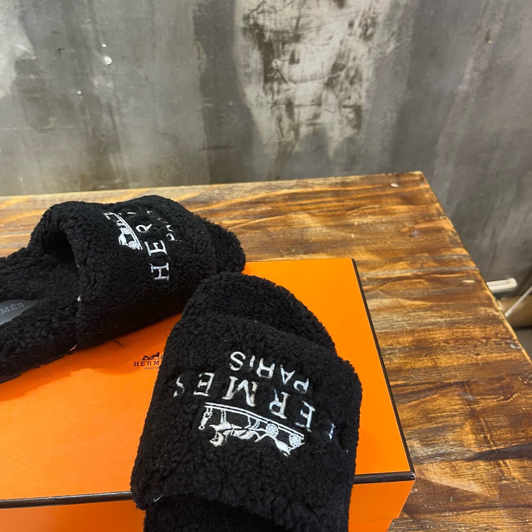 Bagsaaa H**me5 Shearling Black Slides