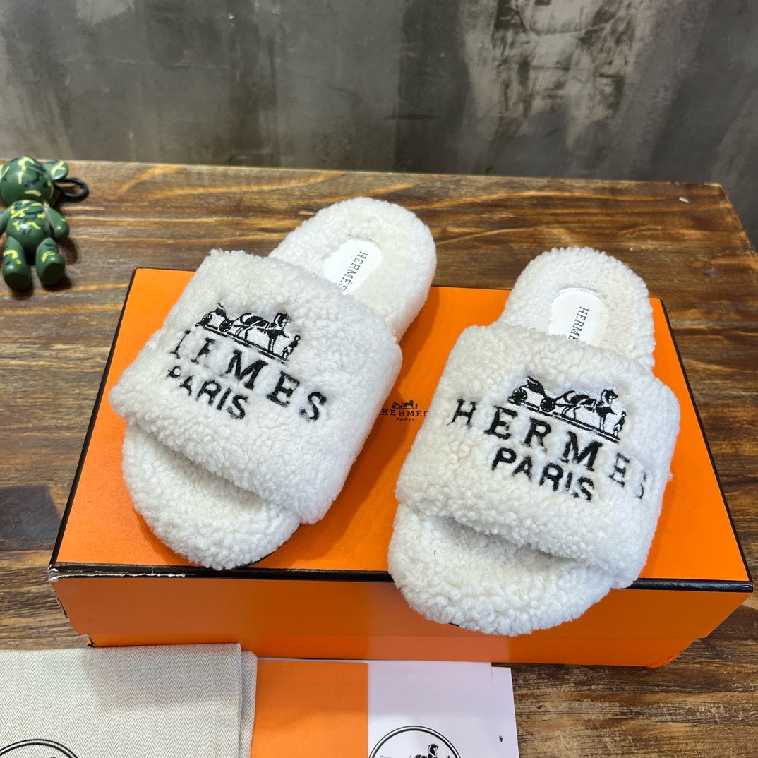 Bagsaaa H**me5 Shearling White Slides