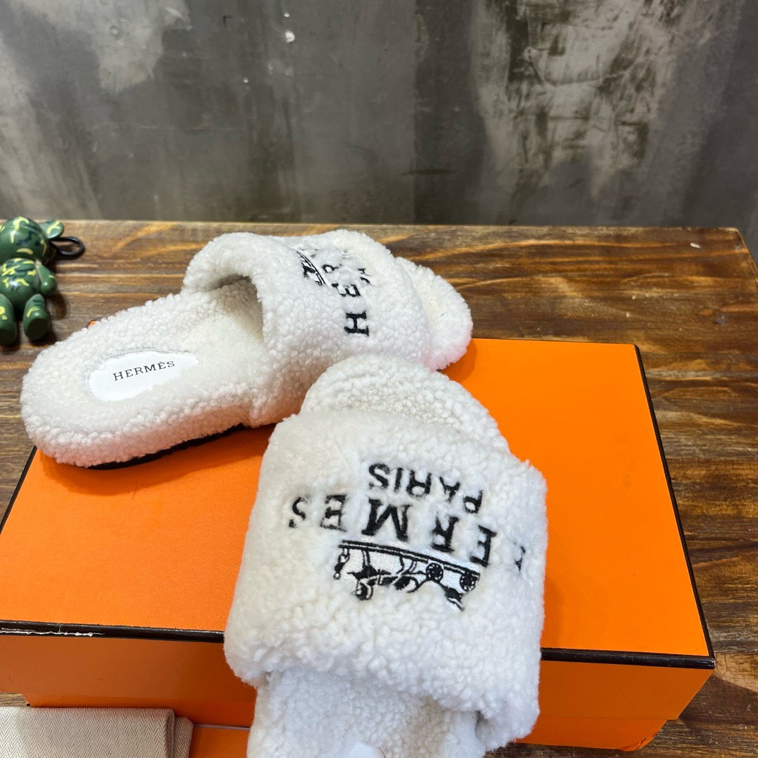 Bagsaaa H**me5 Shearling White Slides