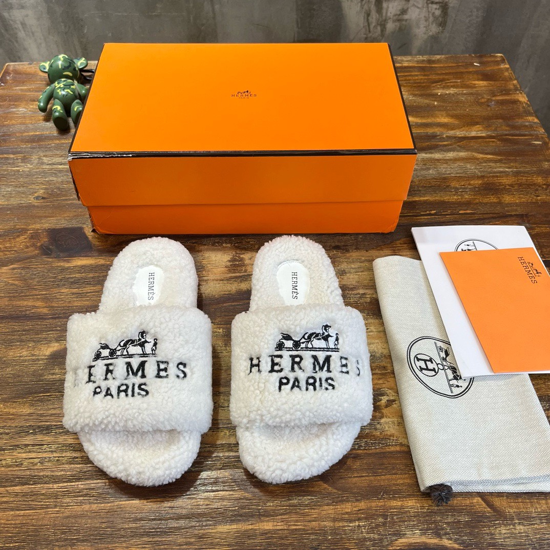 Bagsaaa H**me5 Shearling White Slides
