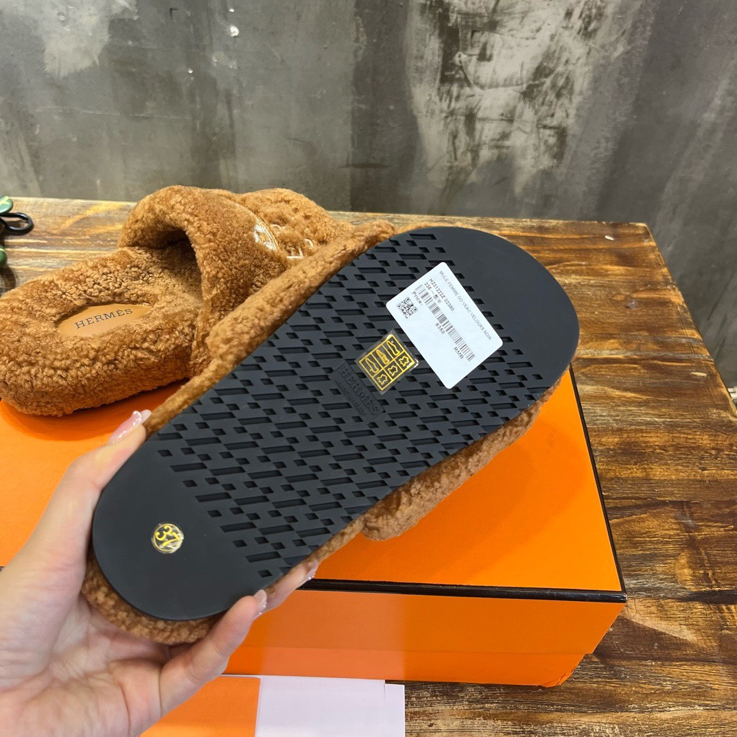 Bagsaaa H**me5 Shearling Brown Slides