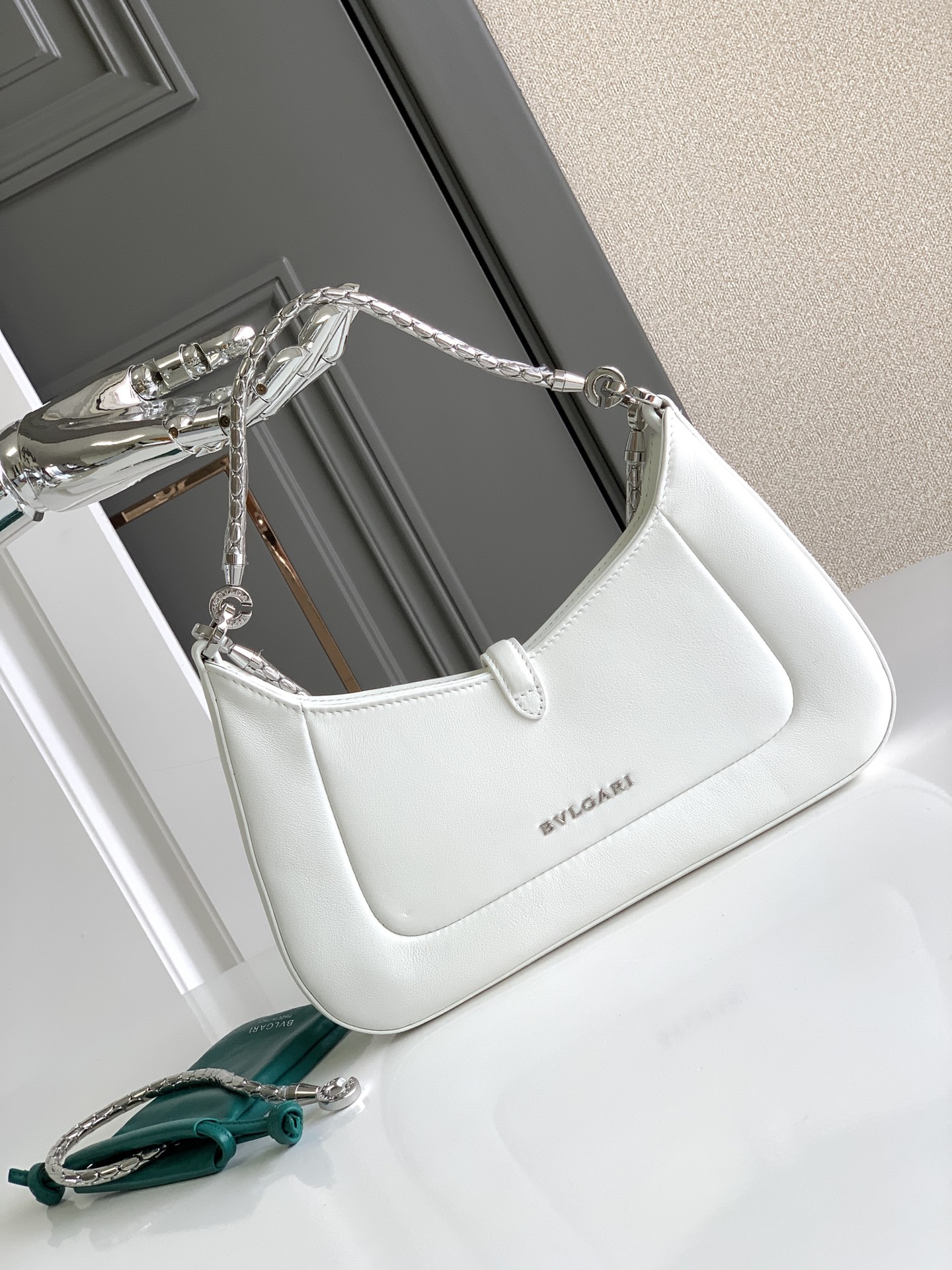 Bagsaaa Serpenti Baia small shoulder bag in white - 27.5*18*4.5cm