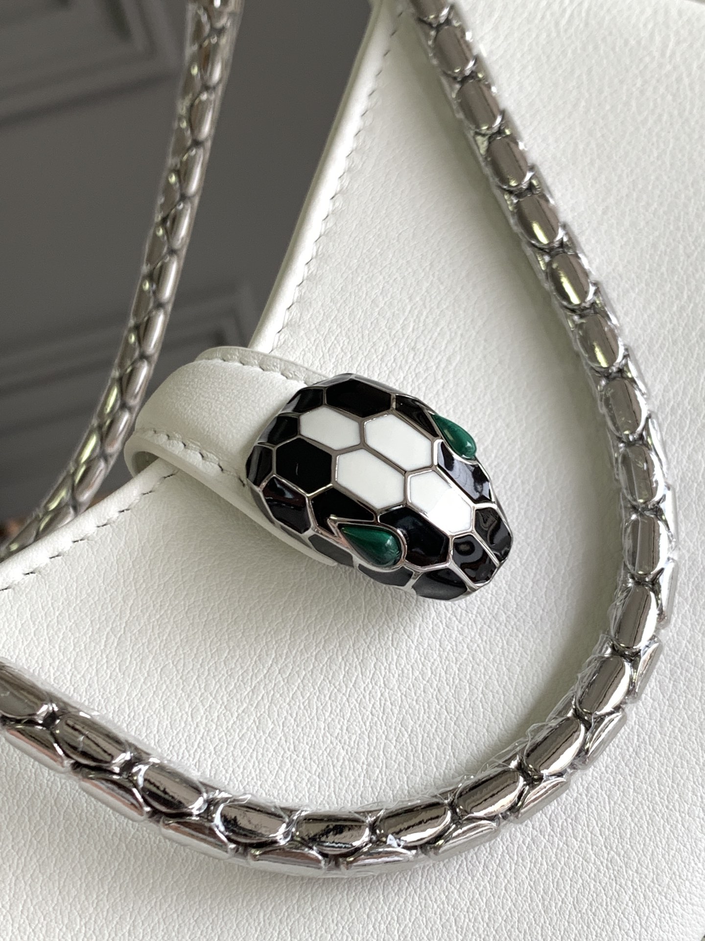 Bagsaaa Serpenti Baia small shoulder bag in white - 27.5*18*4.5cm