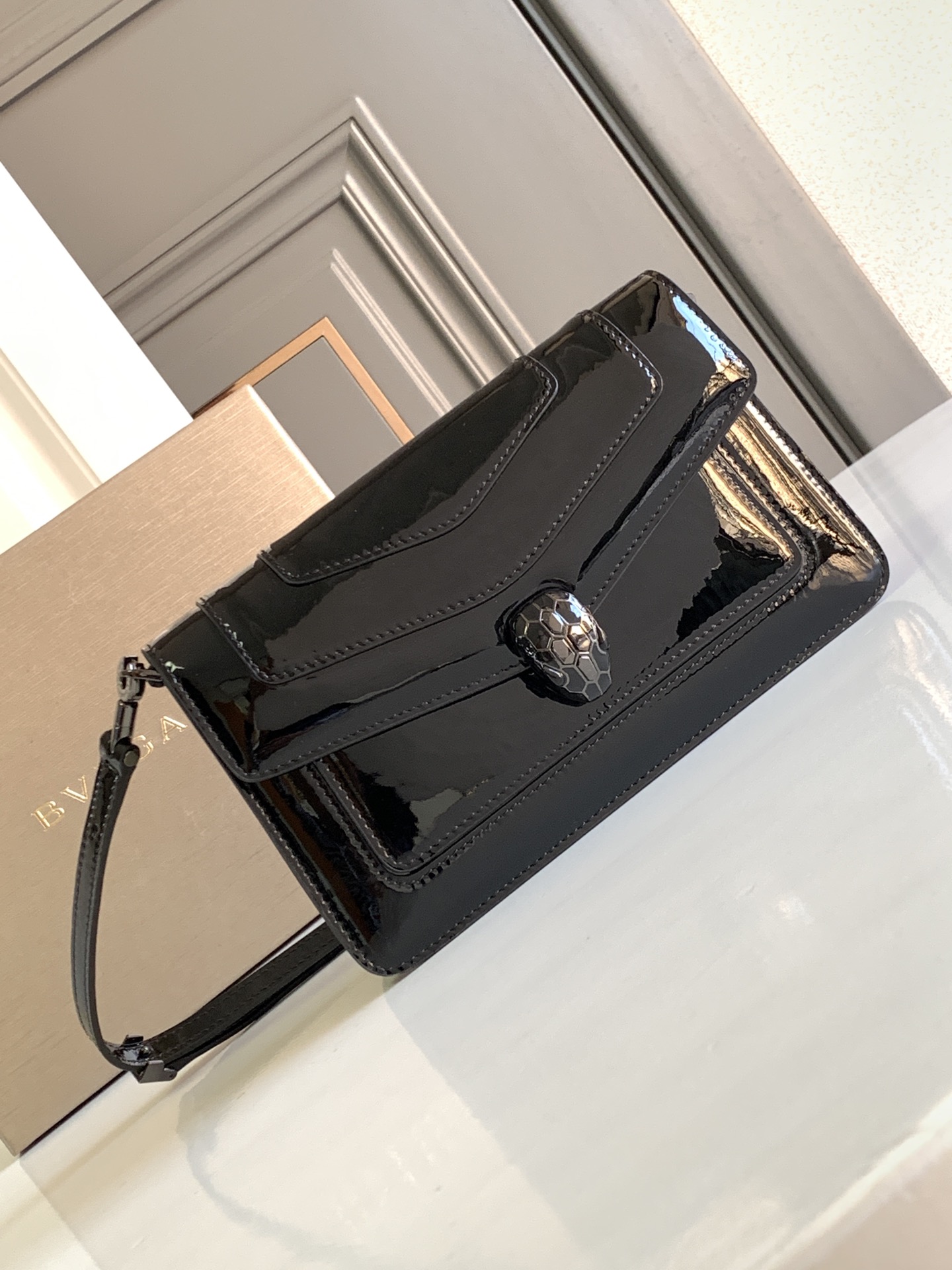 Bagsaaa Bv1g*ai Serpenti Forever East-West small shoulder bag in black Shiny Brushed calf leather