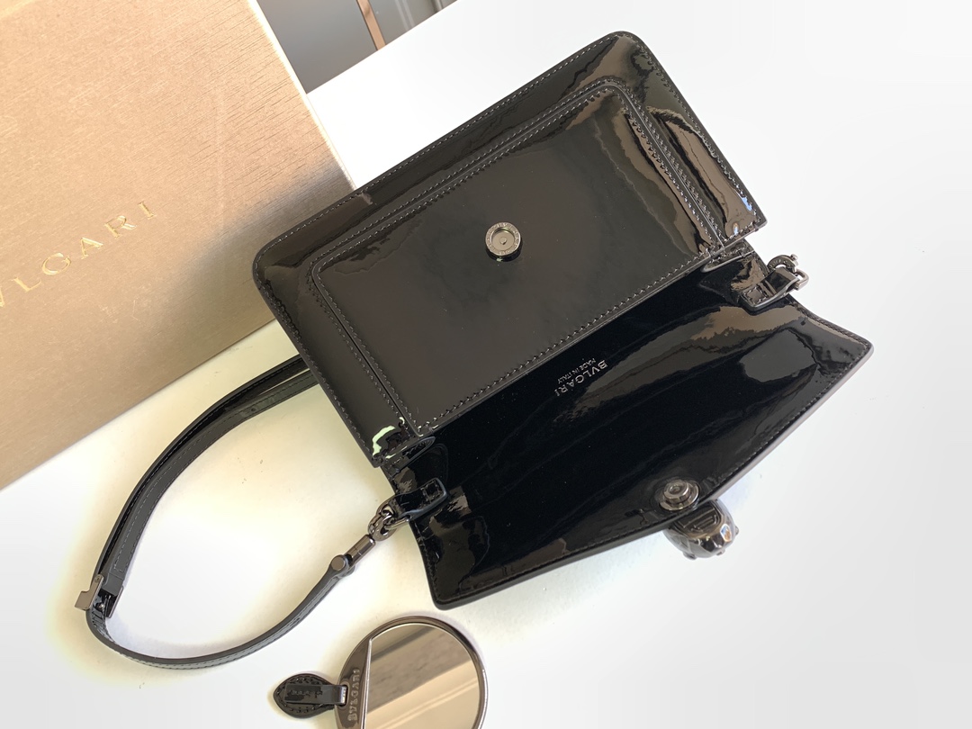 Bagsaaa Bv1g*ai Serpenti Forever East-West small shoulder bag in black Shiny Brushed calf leather